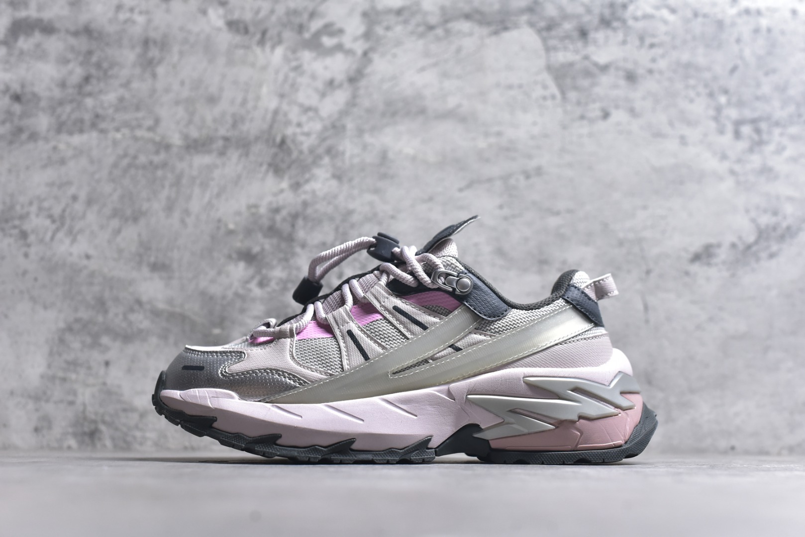 #FILA 斐乐经典百搭休闲防滑减震耐磨低帮运动鞋 传承了 FILA 的百年基因，融入年轻运动及潮流文化，成为引领变革、创新突破的一代。以“1+N” 的跨界合作模式重现经典的同时创造经典。带来最出其不意的跨界合作惊喜。同时，FILAFUSION把FILA 的 DNA 融入到定制体验里，你可以随心制造厲于你的产品。FILA FUSION 的鞋家族涵盖了老爹鞋、跑步鞋、网球鞋、季节款。风格复古新潮，满足了时尚人士出行及各类运动的搭配需求，成为当下年轻人筷拥的鞋类品牌之一。FILA FUSION 走进年轻人的世界，通过年轻人运动，街舞，滑板，篮球，展现 FILA FUSION 的潮流态度和年轻文化。FILA FUSION 认为末来属于引领变革、创新突破的年轻一代，让我们一起构成 FILA 未来的蓝图吧！尺码：35.5 36 36.5 37.5 38 38.5 39 40-选品中心