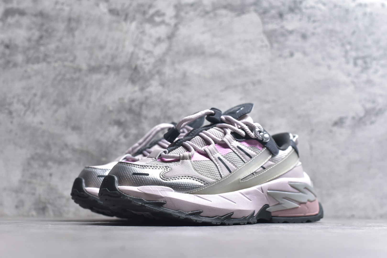 图片[2]-#FILA 斐乐经典百搭休闲防滑减震耐磨低帮运动鞋 传承了 FILA 的百年基因，融入年轻运动及潮流文化，成为引领变革、创新突破的一代。以“1+N” 的跨界合作模式重现经典的同时创造经典。带来最出其不意的跨界合作惊喜。同时，FILAFUSION把FILA 的 DNA 融入到定制体验里，你可以随心制造厲于你的产品。FILA FUSION 的鞋家族涵盖了老爹鞋、跑步鞋、网球鞋、季节款。风格复古新潮，满足了时尚人士出行及各类运动的搭配需求，成为当下年轻人筷拥的鞋类品牌之一。FILA FUSION 走进年轻人的世界，通过年轻人运动，街舞，滑板，篮球，展现 FILA FUSION 的潮流态度和年轻文化。FILA FUSION 认为末来属于引领变革、创新突破的年轻一代，让我们一起构成 FILA 未来的蓝图吧！尺码：35.5 36 36.5 37.5 38 38.5 39 40-选品中心