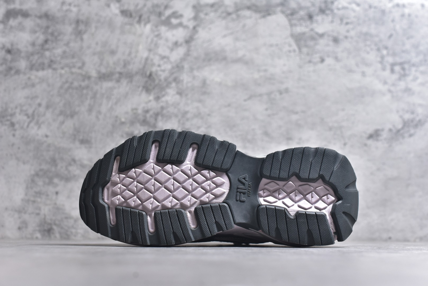 图片[6]-#FILA 斐乐经典百搭休闲防滑减震耐磨低帮运动鞋 传承了 FILA 的百年基因，融入年轻运动及潮流文化，成为引领变革、创新突破的一代。以“1+N” 的跨界合作模式重现经典的同时创造经典。带来最出其不意的跨界合作惊喜。同时，FILAFUSION把FILA 的 DNA 融入到定制体验里，你可以随心制造厲于你的产品。FILA FUSION 的鞋家族涵盖了老爹鞋、跑步鞋、网球鞋、季节款。风格复古新潮，满足了时尚人士出行及各类运动的搭配需求，成为当下年轻人筷拥的鞋类品牌之一。FILA FUSION 走进年轻人的世界，通过年轻人运动，街舞，滑板，篮球，展现 FILA FUSION 的潮流态度和年轻文化。FILA FUSION 认为末来属于引领变革、创新突破的年轻一代，让我们一起构成 FILA 未来的蓝图吧！尺码：35.5 36 36.5 37.5 38 38.5 39 40-选品中心