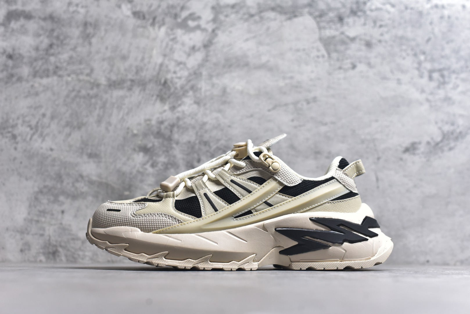 #FILA 斐乐经典百搭休闲防滑减震耐磨低帮运动鞋 传承了 FILA 的百年基因，融入年轻运动及潮流文化，成为引领变革、创新突破的一代。以“1+N” 的跨界合作模式重现经典的同时创造经典。带来最出其不意的跨界合作惊喜。同时，FILAFUSION把FILA 的 DNA 融入到定制体验里，你可以随心制造厲于你的产品。FILA FUSION 的鞋家族涵盖了老爹鞋、跑步鞋、网球鞋、季节款。风格复古新潮，满足了时尚人士出行及各类运动的搭配需求，成为当下年轻人筷拥的鞋类品牌之一。FILA FUSION 走进年轻人的世界，通过年轻人运动，街舞，滑板，篮球，展现 FILA FUSION 的潮流态度和年轻文化。FILA FUSION 认为末来属于引领变革、创新突破的年轻一代，让我们一起构成 FILA 未来的蓝图吧！尺码：35.5 36 36.5 37.5 38 38.5 39 40-选品中心