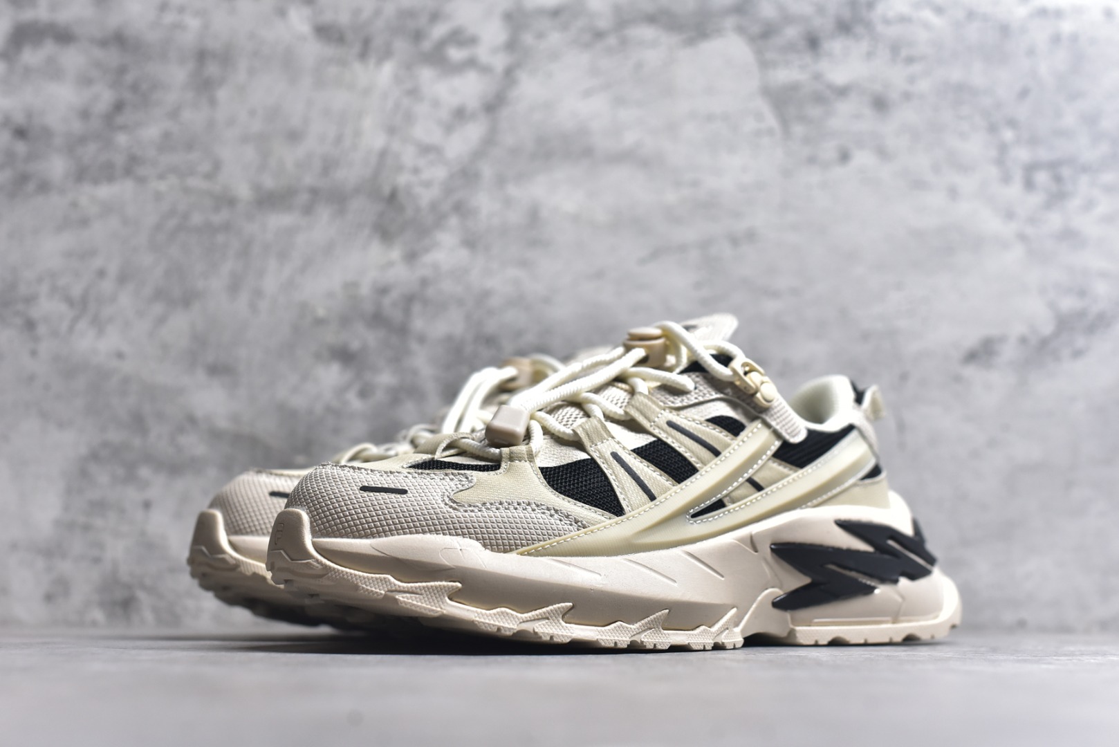 图片[2]-#FILA 斐乐经典百搭休闲防滑减震耐磨低帮运动鞋 传承了 FILA 的百年基因，融入年轻运动及潮流文化，成为引领变革、创新突破的一代。以“1+N” 的跨界合作模式重现经典的同时创造经典。带来最出其不意的跨界合作惊喜。同时，FILAFUSION把FILA 的 DNA 融入到定制体验里，你可以随心制造厲于你的产品。FILA FUSION 的鞋家族涵盖了老爹鞋、跑步鞋、网球鞋、季节款。风格复古新潮，满足了时尚人士出行及各类运动的搭配需求，成为当下年轻人筷拥的鞋类品牌之一。FILA FUSION 走进年轻人的世界，通过年轻人运动，街舞，滑板，篮球，展现 FILA FUSION 的潮流态度和年轻文化。FILA FUSION 认为末来属于引领变革、创新突破的年轻一代，让我们一起构成 FILA 未来的蓝图吧！尺码：35.5 36 36.5 37.5 38 38.5 39 40-选品中心