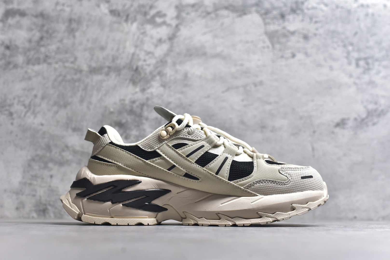 图片[3]-#FILA 斐乐经典百搭休闲防滑减震耐磨低帮运动鞋 传承了 FILA 的百年基因，融入年轻运动及潮流文化，成为引领变革、创新突破的一代。以“1+N” 的跨界合作模式重现经典的同时创造经典。带来最出其不意的跨界合作惊喜。同时，FILAFUSION把FILA 的 DNA 融入到定制体验里，你可以随心制造厲于你的产品。FILA FUSION 的鞋家族涵盖了老爹鞋、跑步鞋、网球鞋、季节款。风格复古新潮，满足了时尚人士出行及各类运动的搭配需求，成为当下年轻人筷拥的鞋类品牌之一。FILA FUSION 走进年轻人的世界，通过年轻人运动，街舞，滑板，篮球，展现 FILA FUSION 的潮流态度和年轻文化。FILA FUSION 认为末来属于引领变革、创新突破的年轻一代，让我们一起构成 FILA 未来的蓝图吧！尺码：35.5 36 36.5 37.5 38 38.5 39 40-选品中心