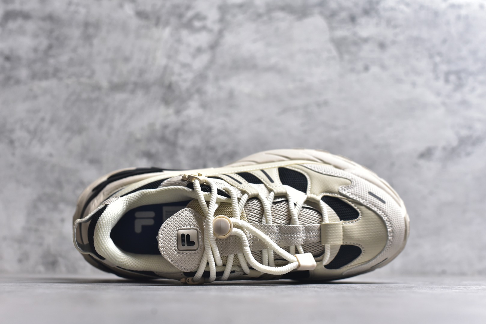 图片[4]-#FILA 斐乐经典百搭休闲防滑减震耐磨低帮运动鞋 传承了 FILA 的百年基因，融入年轻运动及潮流文化，成为引领变革、创新突破的一代。以“1+N” 的跨界合作模式重现经典的同时创造经典。带来最出其不意的跨界合作惊喜。同时，FILAFUSION把FILA 的 DNA 融入到定制体验里，你可以随心制造厲于你的产品。FILA FUSION 的鞋家族涵盖了老爹鞋、跑步鞋、网球鞋、季节款。风格复古新潮，满足了时尚人士出行及各类运动的搭配需求，成为当下年轻人筷拥的鞋类品牌之一。FILA FUSION 走进年轻人的世界，通过年轻人运动，街舞，滑板，篮球，展现 FILA FUSION 的潮流态度和年轻文化。FILA FUSION 认为末来属于引领变革、创新突破的年轻一代，让我们一起构成 FILA 未来的蓝图吧！尺码：35.5 36 36.5 37.5 38 38.5 39 40-选品中心