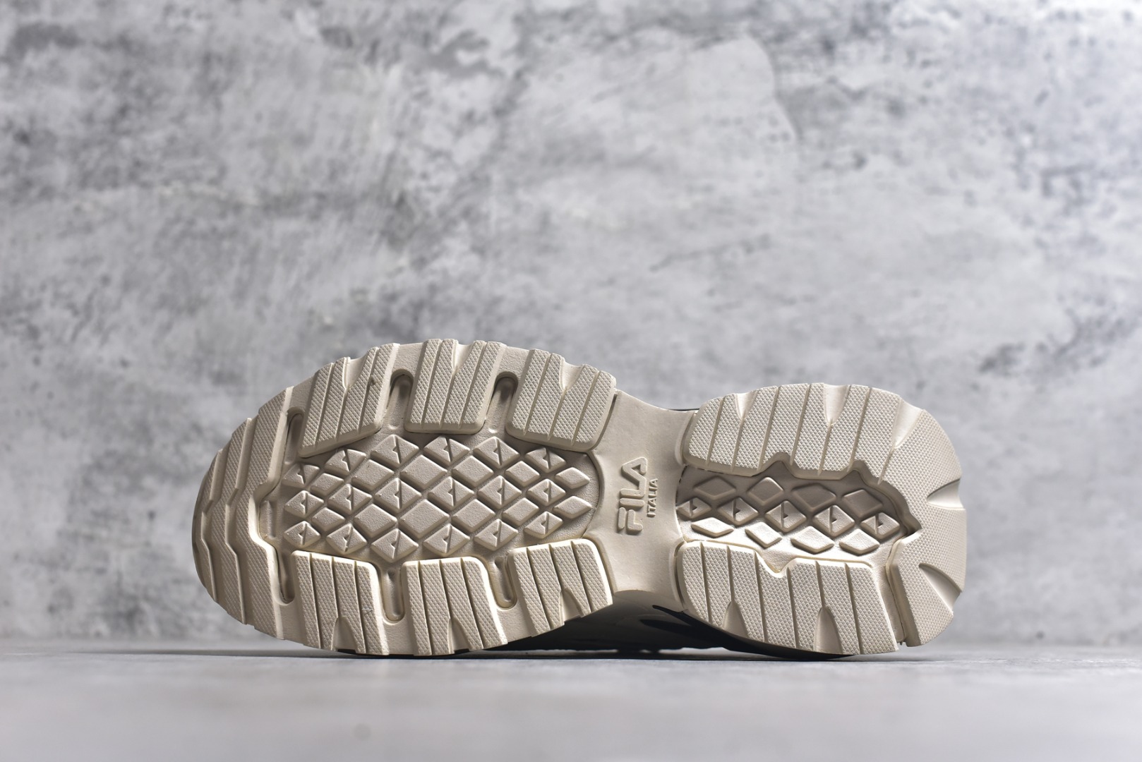 图片[6]-#FILA 斐乐经典百搭休闲防滑减震耐磨低帮运动鞋 传承了 FILA 的百年基因，融入年轻运动及潮流文化，成为引领变革、创新突破的一代。以“1+N” 的跨界合作模式重现经典的同时创造经典。带来最出其不意的跨界合作惊喜。同时，FILAFUSION把FILA 的 DNA 融入到定制体验里，你可以随心制造厲于你的产品。FILA FUSION 的鞋家族涵盖了老爹鞋、跑步鞋、网球鞋、季节款。风格复古新潮，满足了时尚人士出行及各类运动的搭配需求，成为当下年轻人筷拥的鞋类品牌之一。FILA FUSION 走进年轻人的世界，通过年轻人运动，街舞，滑板，篮球，展现 FILA FUSION 的潮流态度和年轻文化。FILA FUSION 认为末来属于引领变革、创新突破的年轻一代，让我们一起构成 FILA 未来的蓝图吧！尺码：35.5 36 36.5 37.5 38 38.5 39 40-选品中心