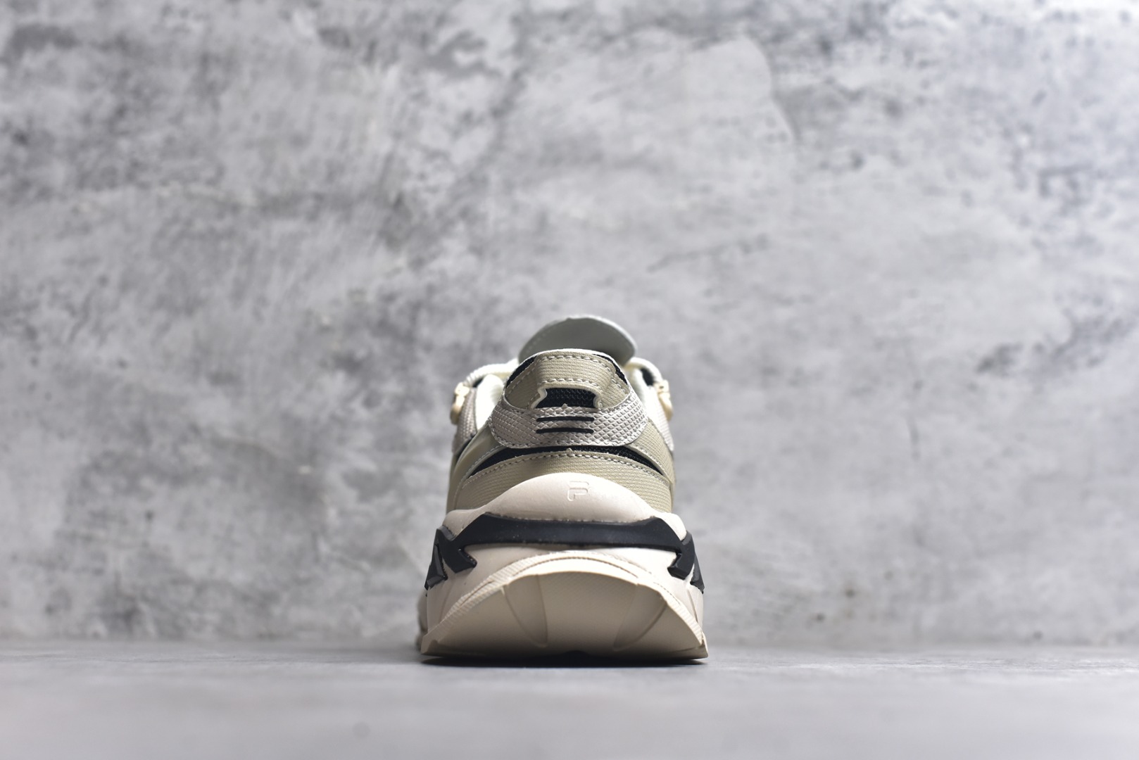 图片[5]-#FILA 斐乐经典百搭休闲防滑减震耐磨低帮运动鞋 传承了 FILA 的百年基因，融入年轻运动及潮流文化，成为引领变革、创新突破的一代。以“1+N” 的跨界合作模式重现经典的同时创造经典。带来最出其不意的跨界合作惊喜。同时，FILAFUSION把FILA 的 DNA 融入到定制体验里，你可以随心制造厲于你的产品。FILA FUSION 的鞋家族涵盖了老爹鞋、跑步鞋、网球鞋、季节款。风格复古新潮，满足了时尚人士出行及各类运动的搭配需求，成为当下年轻人筷拥的鞋类品牌之一。FILA FUSION 走进年轻人的世界，通过年轻人运动，街舞，滑板，篮球，展现 FILA FUSION 的潮流态度和年轻文化。FILA FUSION 认为末来属于引领变革、创新突破的年轻一代，让我们一起构成 FILA 未来的蓝图吧！尺码：35.5 36 36.5 37.5 38 38.5 39 40-选品中心