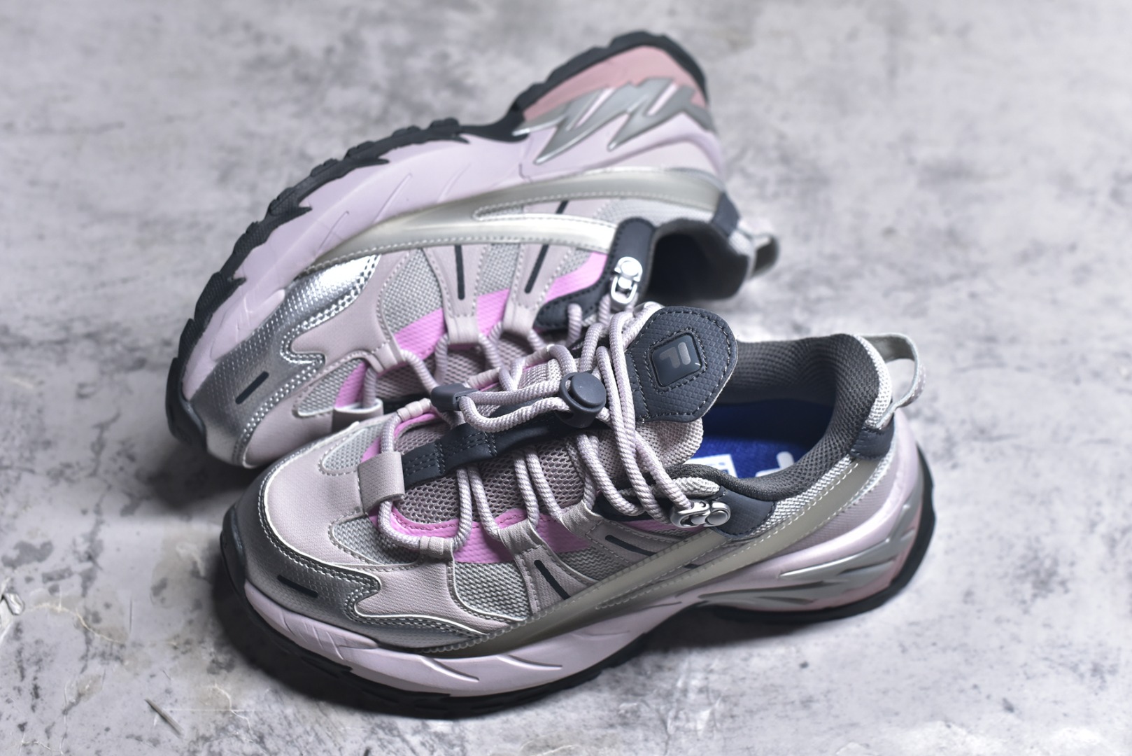 图片[7]-#FILA 斐乐经典百搭休闲防滑减震耐磨低帮运动鞋 传承了 FILA 的百年基因，融入年轻运动及潮流文化，成为引领变革、创新突破的一代。以“1+N” 的跨界合作模式重现经典的同时创造经典。带来最出其不意的跨界合作惊喜。同时，FILAFUSION把FILA 的 DNA 融入到定制体验里，你可以随心制造厲于你的产品。FILA FUSION 的鞋家族涵盖了老爹鞋、跑步鞋、网球鞋、季节款。风格复古新潮，满足了时尚人士出行及各类运动的搭配需求，成为当下年轻人筷拥的鞋类品牌之一。FILA FUSION 走进年轻人的世界，通过年轻人运动，街舞，滑板，篮球，展现 FILA FUSION 的潮流态度和年轻文化。FILA FUSION 认为末来属于引领变革、创新突破的年轻一代，让我们一起构成 FILA 未来的蓝图吧！尺码：35.5 36 36.5 37.5 38 38.5 39 40-选品中心