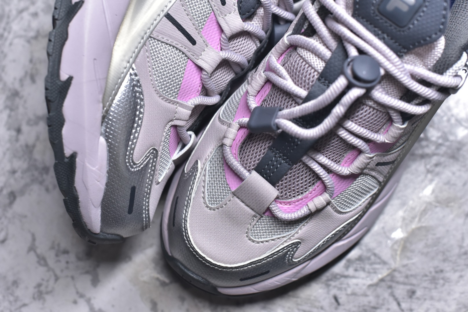 图片[8]-#FILA 斐乐经典百搭休闲防滑减震耐磨低帮运动鞋 传承了 FILA 的百年基因，融入年轻运动及潮流文化，成为引领变革、创新突破的一代。以“1+N” 的跨界合作模式重现经典的同时创造经典。带来最出其不意的跨界合作惊喜。同时，FILAFUSION把FILA 的 DNA 融入到定制体验里，你可以随心制造厲于你的产品。FILA FUSION 的鞋家族涵盖了老爹鞋、跑步鞋、网球鞋、季节款。风格复古新潮，满足了时尚人士出行及各类运动的搭配需求，成为当下年轻人筷拥的鞋类品牌之一。FILA FUSION 走进年轻人的世界，通过年轻人运动，街舞，滑板，篮球，展现 FILA FUSION 的潮流态度和年轻文化。FILA FUSION 认为末来属于引领变革、创新突破的年轻一代，让我们一起构成 FILA 未来的蓝图吧！尺码：35.5 36 36.5 37.5 38 38.5 39 40-选品中心