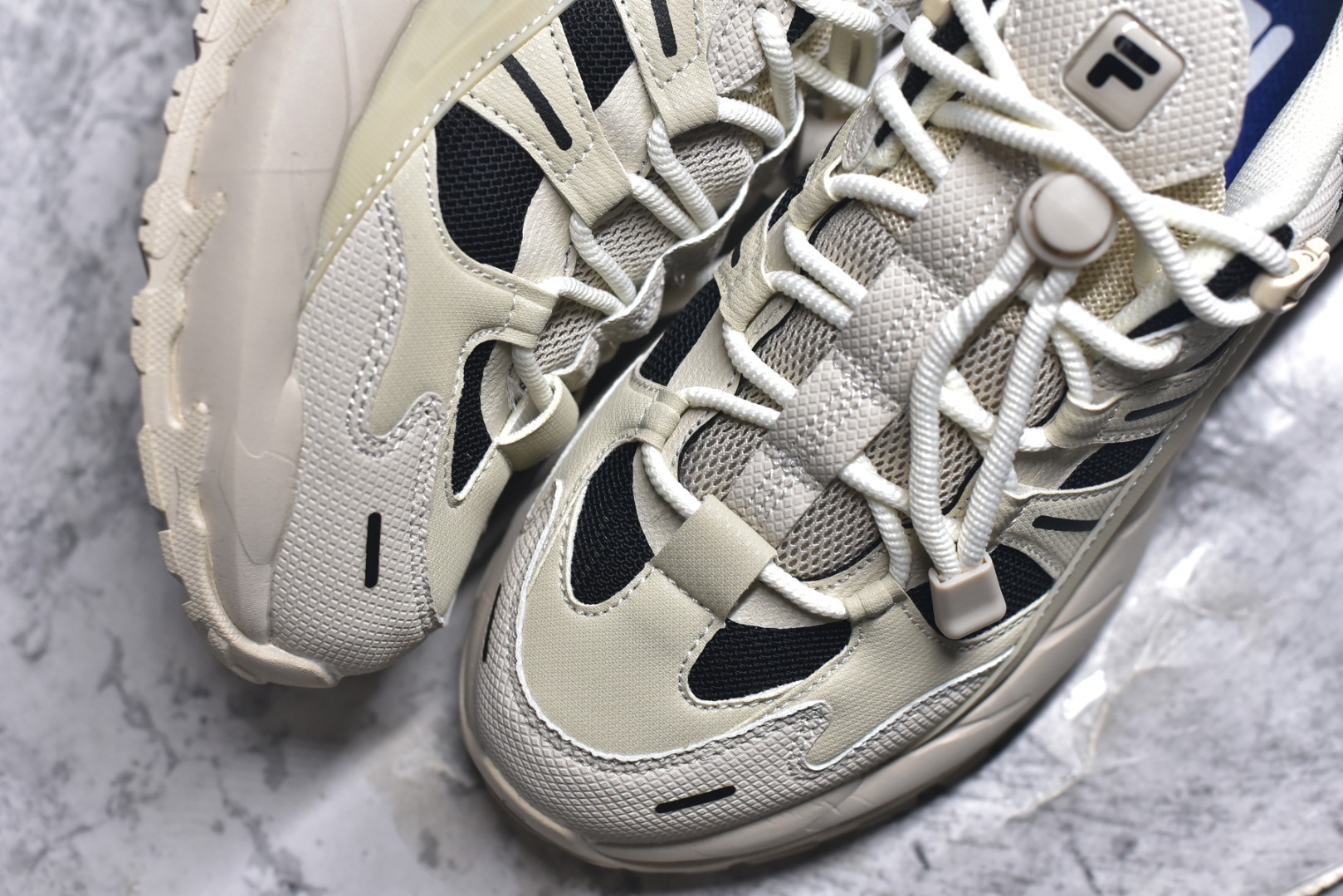 图片[8]-#FILA 斐乐经典百搭休闲防滑减震耐磨低帮运动鞋 传承了 FILA 的百年基因，融入年轻运动及潮流文化，成为引领变革、创新突破的一代。以“1+N” 的跨界合作模式重现经典的同时创造经典。带来最出其不意的跨界合作惊喜。同时，FILAFUSION把FILA 的 DNA 融入到定制体验里，你可以随心制造厲于你的产品。FILA FUSION 的鞋家族涵盖了老爹鞋、跑步鞋、网球鞋、季节款。风格复古新潮，满足了时尚人士出行及各类运动的搭配需求，成为当下年轻人筷拥的鞋类品牌之一。FILA FUSION 走进年轻人的世界，通过年轻人运动，街舞，滑板，篮球，展现 FILA FUSION 的潮流态度和年轻文化。FILA FUSION 认为末来属于引领变革、创新突破的年轻一代，让我们一起构成 FILA 未来的蓝图吧！尺码：35.5 36 36.5 37.5 38 38.5 39 40-选品中心