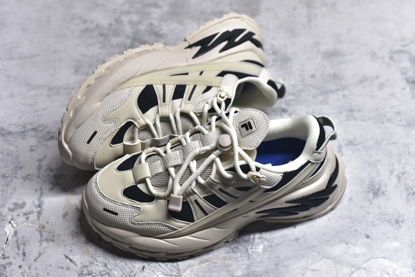 图片[7]-#FILA 斐乐经典百搭休闲防滑减震耐磨低帮运动鞋 传承了 FILA 的百年基因，融入年轻运动及潮流文化，成为引领变革、创新突破的一代。以“1+N” 的跨界合作模式重现经典的同时创造经典。带来最出其不意的跨界合作惊喜。同时，FILAFUSION把FILA 的 DNA 融入到定制体验里，你可以随心制造厲于你的产品。FILA FUSION 的鞋家族涵盖了老爹鞋、跑步鞋、网球鞋、季节款。风格复古新潮，满足了时尚人士出行及各类运动的搭配需求，成为当下年轻人筷拥的鞋类品牌之一。FILA FUSION 走进年轻人的世界，通过年轻人运动，街舞，滑板，篮球，展现 FILA FUSION 的潮流态度和年轻文化。FILA FUSION 认为末来属于引领变革、创新突破的年轻一代，让我们一起构成 FILA 未来的蓝图吧！尺码：35.5 36 36.5 37.5 38 38.5 39 40-选品中心