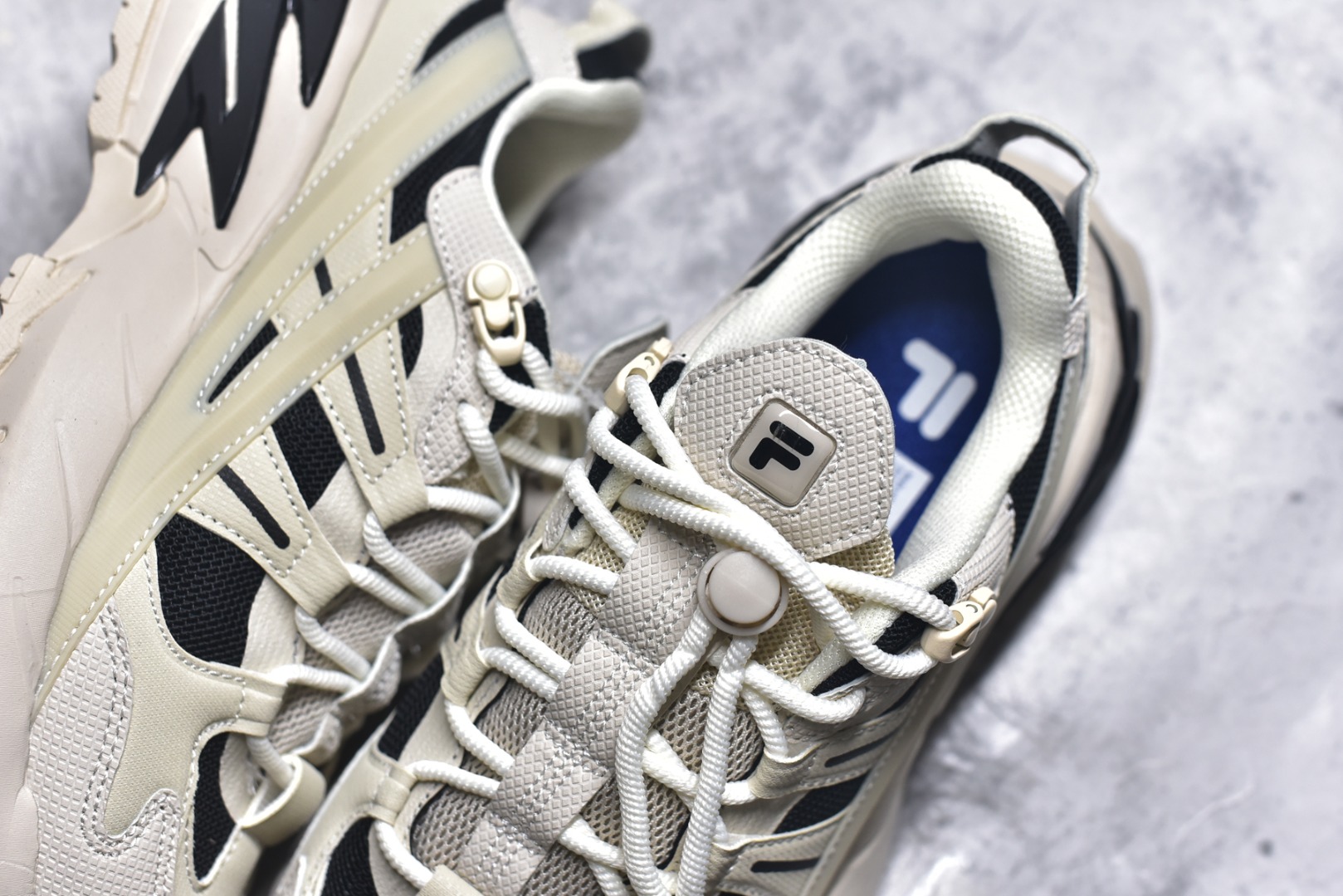 图片[9]-#FILA 斐乐经典百搭休闲防滑减震耐磨低帮运动鞋 传承了 FILA 的百年基因，融入年轻运动及潮流文化，成为引领变革、创新突破的一代。以“1+N” 的跨界合作模式重现经典的同时创造经典。带来最出其不意的跨界合作惊喜。同时，FILAFUSION把FILA 的 DNA 融入到定制体验里，你可以随心制造厲于你的产品。FILA FUSION 的鞋家族涵盖了老爹鞋、跑步鞋、网球鞋、季节款。风格复古新潮，满足了时尚人士出行及各类运动的搭配需求，成为当下年轻人筷拥的鞋类品牌之一。FILA FUSION 走进年轻人的世界，通过年轻人运动，街舞，滑板，篮球，展现 FILA FUSION 的潮流态度和年轻文化。FILA FUSION 认为末来属于引领变革、创新突破的年轻一代，让我们一起构成 FILA 未来的蓝图吧！尺码：35.5 36 36.5 37.5 38 38.5 39 40-选品中心