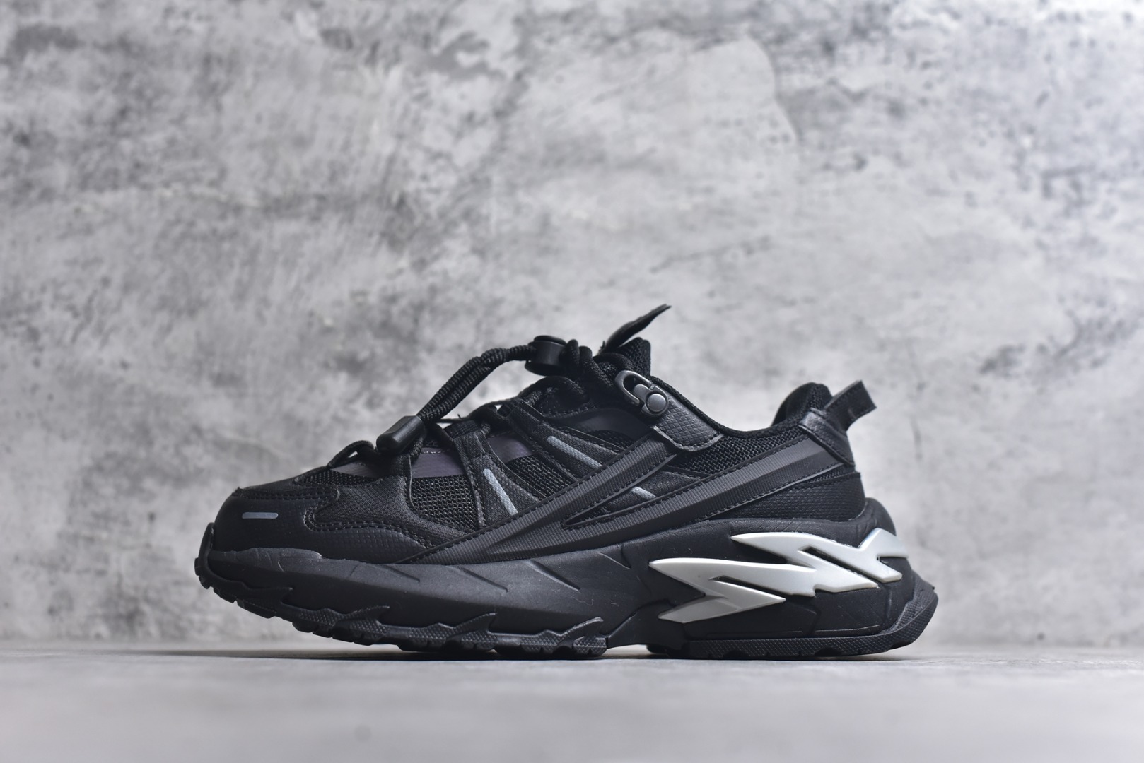 #FILA 斐乐经典百搭休闲防滑减震耐磨低帮运动鞋 传承了 FILA 的百年基因，融入年轻运动及潮流文化，成为引领变革、创新突破的一代。以“1+N” 的跨界合作模式重现经典的同时创造经典。带来最出其不意的跨界合作惊喜。同时，FILAFUSION把FILA 的 DNA 融入到定制体验里，你可以随心制造厲于你的产品。FILA FUSION 的鞋家族涵盖了老爹鞋、跑步鞋、网球鞋、季节款。风格复古新潮，满足了时尚人士出行及各类运动的搭配需求，成为当下年轻人筷拥的鞋类品牌之一。FILA FUSION 走进年轻人的世界，通过年轻人运动，街舞，滑板，篮球，展现 FILA FUSION 的潮流态度和年轻文化。FILA FUSION 认为末来属于引领变革、创新突破的年轻一代，让我们一起构成 FILA 未来的蓝图吧！尺码：35.5 36 36.5 37.5 38 38.5 39 40-选品中心