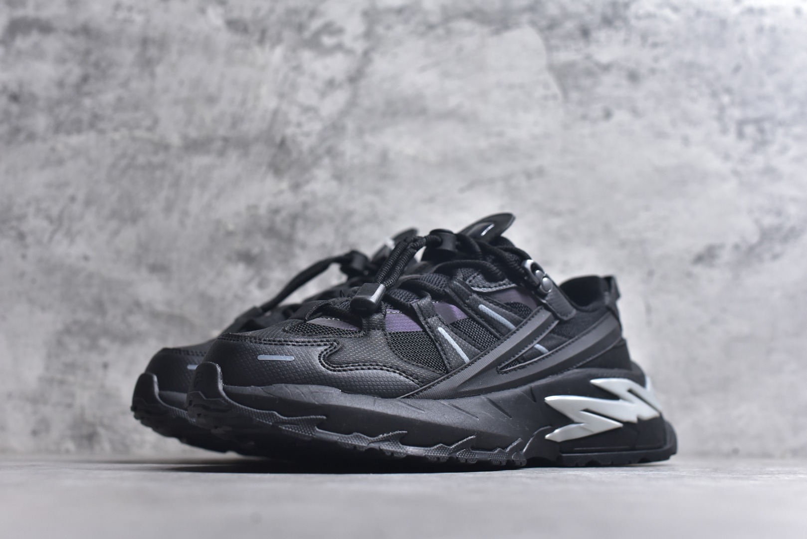 图片[2]-#FILA 斐乐经典百搭休闲防滑减震耐磨低帮运动鞋 传承了 FILA 的百年基因，融入年轻运动及潮流文化，成为引领变革、创新突破的一代。以“1+N” 的跨界合作模式重现经典的同时创造经典。带来最出其不意的跨界合作惊喜。同时，FILAFUSION把FILA 的 DNA 融入到定制体验里，你可以随心制造厲于你的产品。FILA FUSION 的鞋家族涵盖了老爹鞋、跑步鞋、网球鞋、季节款。风格复古新潮，满足了时尚人士出行及各类运动的搭配需求，成为当下年轻人筷拥的鞋类品牌之一。FILA FUSION 走进年轻人的世界，通过年轻人运动，街舞，滑板，篮球，展现 FILA FUSION 的潮流态度和年轻文化。FILA FUSION 认为末来属于引领变革、创新突破的年轻一代，让我们一起构成 FILA 未来的蓝图吧！尺码：35.5 36 36.5 37.5 38 38.5 39 40-选品中心