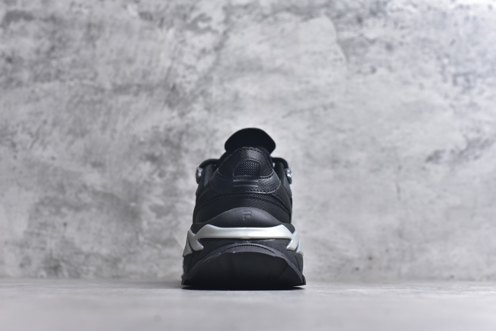 图片[5]-#FILA 斐乐经典百搭休闲防滑减震耐磨低帮运动鞋 传承了 FILA 的百年基因，融入年轻运动及潮流文化，成为引领变革、创新突破的一代。以“1+N” 的跨界合作模式重现经典的同时创造经典。带来最出其不意的跨界合作惊喜。同时，FILAFUSION把FILA 的 DNA 融入到定制体验里，你可以随心制造厲于你的产品。FILA FUSION 的鞋家族涵盖了老爹鞋、跑步鞋、网球鞋、季节款。风格复古新潮，满足了时尚人士出行及各类运动的搭配需求，成为当下年轻人筷拥的鞋类品牌之一。FILA FUSION 走进年轻人的世界，通过年轻人运动，街舞，滑板，篮球，展现 FILA FUSION 的潮流态度和年轻文化。FILA FUSION 认为末来属于引领变革、创新突破的年轻一代，让我们一起构成 FILA 未来的蓝图吧！尺码：35.5 36 36.5 37.5 38 38.5 39 40-选品中心