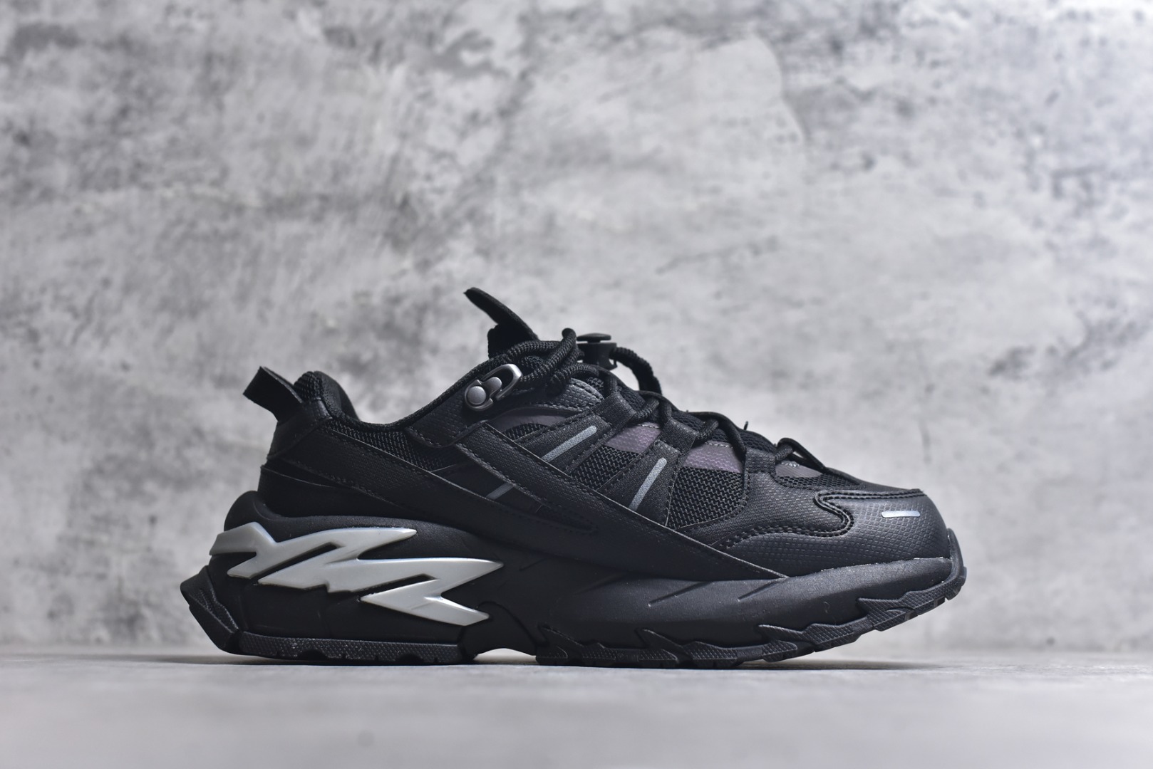 图片[3]-#FILA 斐乐经典百搭休闲防滑减震耐磨低帮运动鞋 传承了 FILA 的百年基因，融入年轻运动及潮流文化，成为引领变革、创新突破的一代。以“1+N” 的跨界合作模式重现经典的同时创造经典。带来最出其不意的跨界合作惊喜。同时，FILAFUSION把FILA 的 DNA 融入到定制体验里，你可以随心制造厲于你的产品。FILA FUSION 的鞋家族涵盖了老爹鞋、跑步鞋、网球鞋、季节款。风格复古新潮，满足了时尚人士出行及各类运动的搭配需求，成为当下年轻人筷拥的鞋类品牌之一。FILA FUSION 走进年轻人的世界，通过年轻人运动，街舞，滑板，篮球，展现 FILA FUSION 的潮流态度和年轻文化。FILA FUSION 认为末来属于引领变革、创新突破的年轻一代，让我们一起构成 FILA 未来的蓝图吧！尺码：35.5 36 36.5 37.5 38 38.5 39 40-选品中心