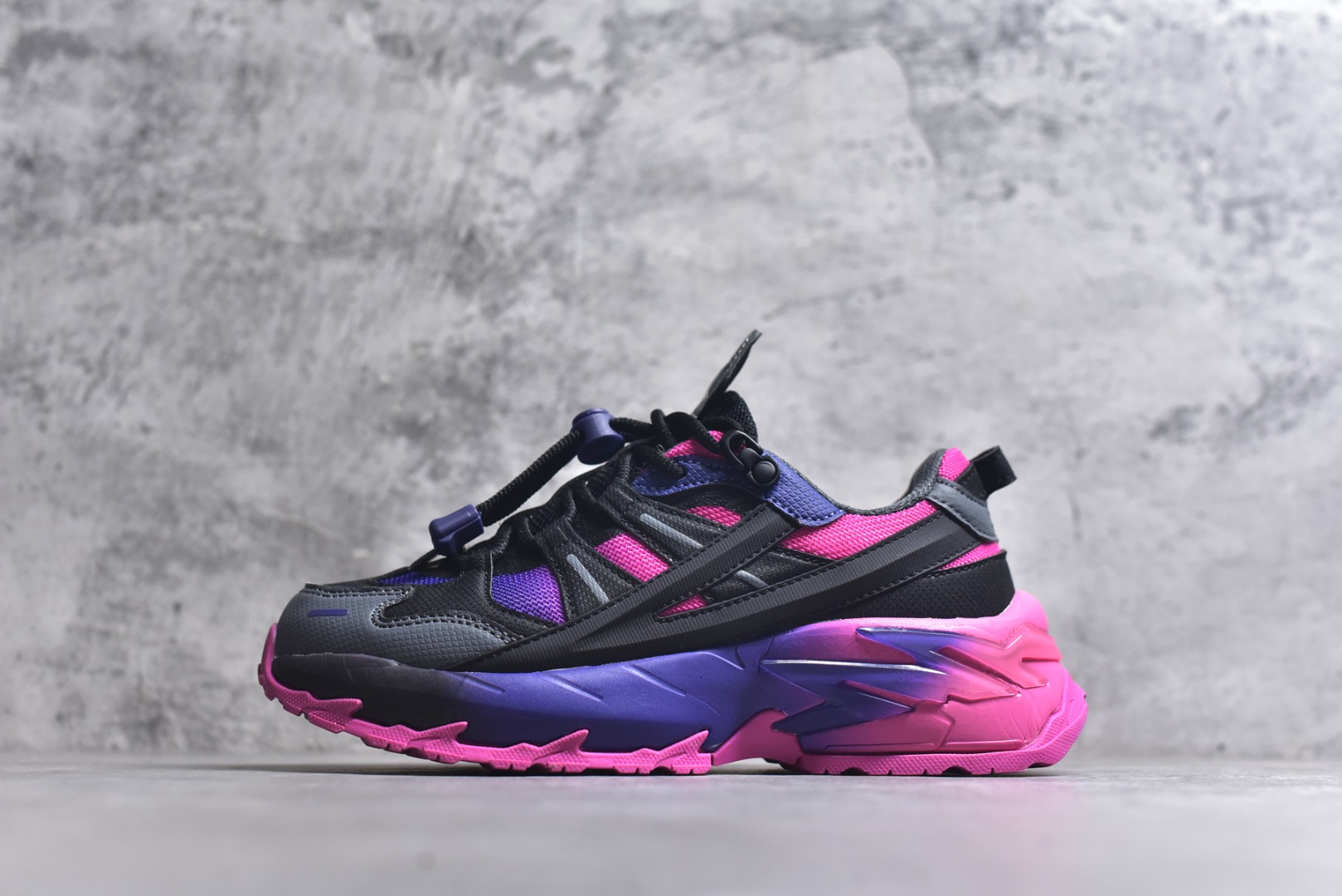 #FILA 斐乐经典百搭休闲防滑减震耐磨低帮运动鞋 传承了 FILA 的百年基因，融入年轻运动及潮流文化，成为引领变革、创新突破的一代。以“1+N” 的跨界合作模式重现经典的同时创造经典。带来最出其不意的跨界合作惊喜。同时，FILAFUSION把FILA 的 DNA 融入到定制体验里，你可以随心制造厲于你的产品。FILA FUSION 的鞋家族涵盖了老爹鞋、跑步鞋、网球鞋、季节款。风格复古新潮，满足了时尚人士出行及各类运动的搭配需求，成为当下年轻人筷拥的鞋类品牌之一。FILA FUSION 走进年轻人的世界，通过年轻人运动，街舞，滑板，篮球，展现 FILA FUSION 的潮流态度和年轻文化。FILA FUSION 认为末来属于引领变革、创新突破的年轻一代，让我们一起构成 FILA 未来的蓝图吧！尺码：35.5 36 36.5 37.5 38 38.5 39 40-选品中心