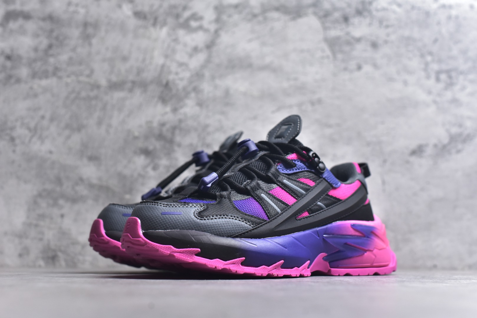 图片[2]-#FILA 斐乐经典百搭休闲防滑减震耐磨低帮运动鞋 传承了 FILA 的百年基因，融入年轻运动及潮流文化，成为引领变革、创新突破的一代。以“1+N” 的跨界合作模式重现经典的同时创造经典。带来最出其不意的跨界合作惊喜。同时，FILAFUSION把FILA 的 DNA 融入到定制体验里，你可以随心制造厲于你的产品。FILA FUSION 的鞋家族涵盖了老爹鞋、跑步鞋、网球鞋、季节款。风格复古新潮，满足了时尚人士出行及各类运动的搭配需求，成为当下年轻人筷拥的鞋类品牌之一。FILA FUSION 走进年轻人的世界，通过年轻人运动，街舞，滑板，篮球，展现 FILA FUSION 的潮流态度和年轻文化。FILA FUSION 认为末来属于引领变革、创新突破的年轻一代，让我们一起构成 FILA 未来的蓝图吧！尺码：35.5 36 36.5 37.5 38 38.5 39 40-选品中心