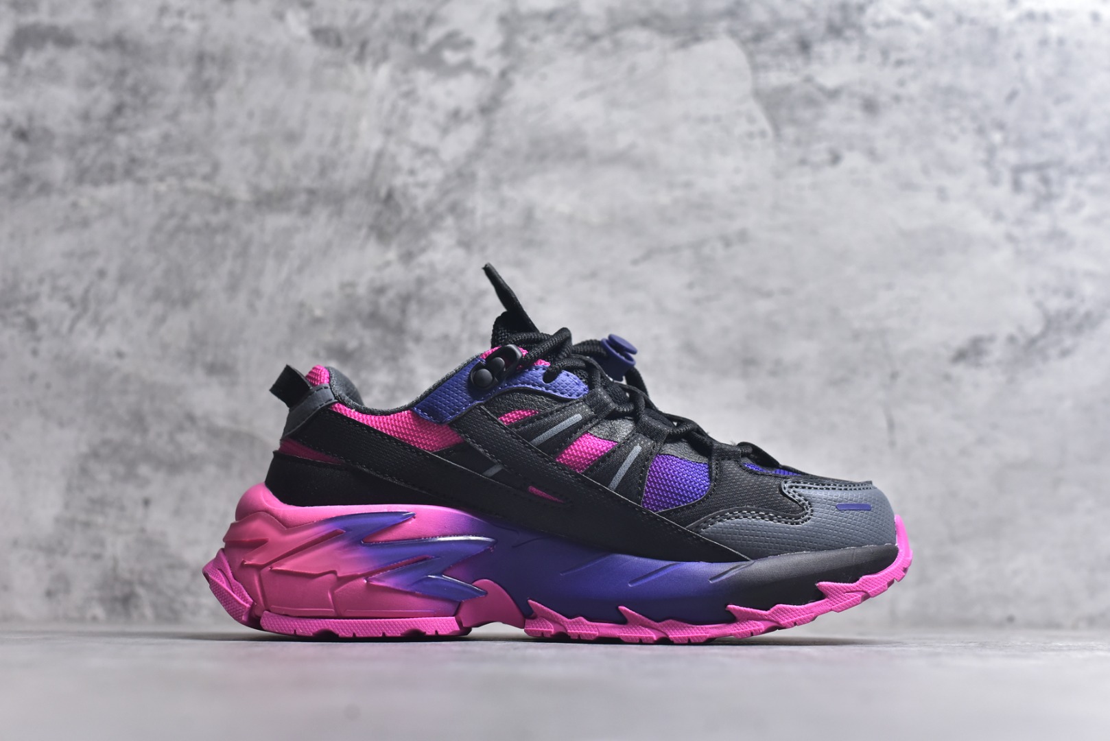 图片[3]-#FILA 斐乐经典百搭休闲防滑减震耐磨低帮运动鞋 传承了 FILA 的百年基因，融入年轻运动及潮流文化，成为引领变革、创新突破的一代。以“1+N” 的跨界合作模式重现经典的同时创造经典。带来最出其不意的跨界合作惊喜。同时，FILAFUSION把FILA 的 DNA 融入到定制体验里，你可以随心制造厲于你的产品。FILA FUSION 的鞋家族涵盖了老爹鞋、跑步鞋、网球鞋、季节款。风格复古新潮，满足了时尚人士出行及各类运动的搭配需求，成为当下年轻人筷拥的鞋类品牌之一。FILA FUSION 走进年轻人的世界，通过年轻人运动，街舞，滑板，篮球，展现 FILA FUSION 的潮流态度和年轻文化。FILA FUSION 认为末来属于引领变革、创新突破的年轻一代，让我们一起构成 FILA 未来的蓝图吧！尺码：35.5 36 36.5 37.5 38 38.5 39 40-选品中心