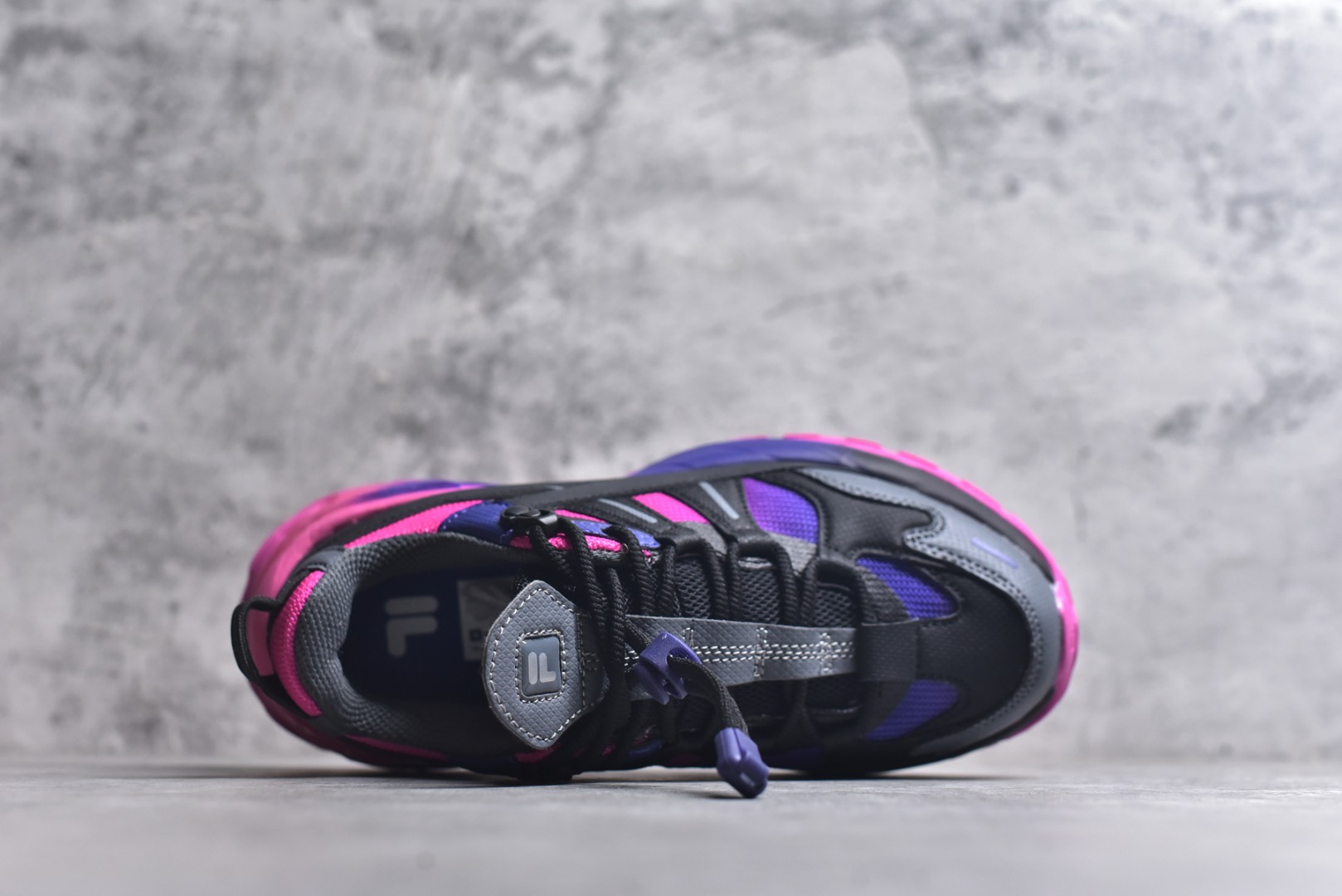 图片[4]-#FILA 斐乐经典百搭休闲防滑减震耐磨低帮运动鞋 传承了 FILA 的百年基因，融入年轻运动及潮流文化，成为引领变革、创新突破的一代。以“1+N” 的跨界合作模式重现经典的同时创造经典。带来最出其不意的跨界合作惊喜。同时，FILAFUSION把FILA 的 DNA 融入到定制体验里，你可以随心制造厲于你的产品。FILA FUSION 的鞋家族涵盖了老爹鞋、跑步鞋、网球鞋、季节款。风格复古新潮，满足了时尚人士出行及各类运动的搭配需求，成为当下年轻人筷拥的鞋类品牌之一。FILA FUSION 走进年轻人的世界，通过年轻人运动，街舞，滑板，篮球，展现 FILA FUSION 的潮流态度和年轻文化。FILA FUSION 认为末来属于引领变革、创新突破的年轻一代，让我们一起构成 FILA 未来的蓝图吧！尺码：35.5 36 36.5 37.5 38 38.5 39 40-选品中心