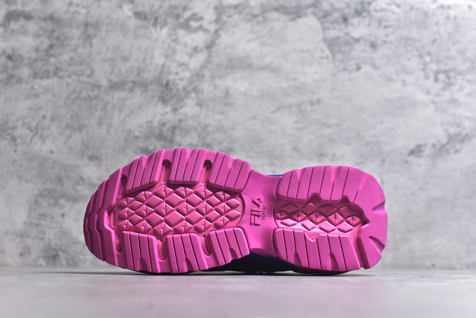 图片[6]-#FILA 斐乐经典百搭休闲防滑减震耐磨低帮运动鞋 传承了 FILA 的百年基因，融入年轻运动及潮流文化，成为引领变革、创新突破的一代。以“1+N” 的跨界合作模式重现经典的同时创造经典。带来最出其不意的跨界合作惊喜。同时，FILAFUSION把FILA 的 DNA 融入到定制体验里，你可以随心制造厲于你的产品。FILA FUSION 的鞋家族涵盖了老爹鞋、跑步鞋、网球鞋、季节款。风格复古新潮，满足了时尚人士出行及各类运动的搭配需求，成为当下年轻人筷拥的鞋类品牌之一。FILA FUSION 走进年轻人的世界，通过年轻人运动，街舞，滑板，篮球，展现 FILA FUSION 的潮流态度和年轻文化。FILA FUSION 认为末来属于引领变革、创新突破的年轻一代，让我们一起构成 FILA 未来的蓝图吧！尺码：35.5 36 36.5 37.5 38 38.5 39 40-选品中心