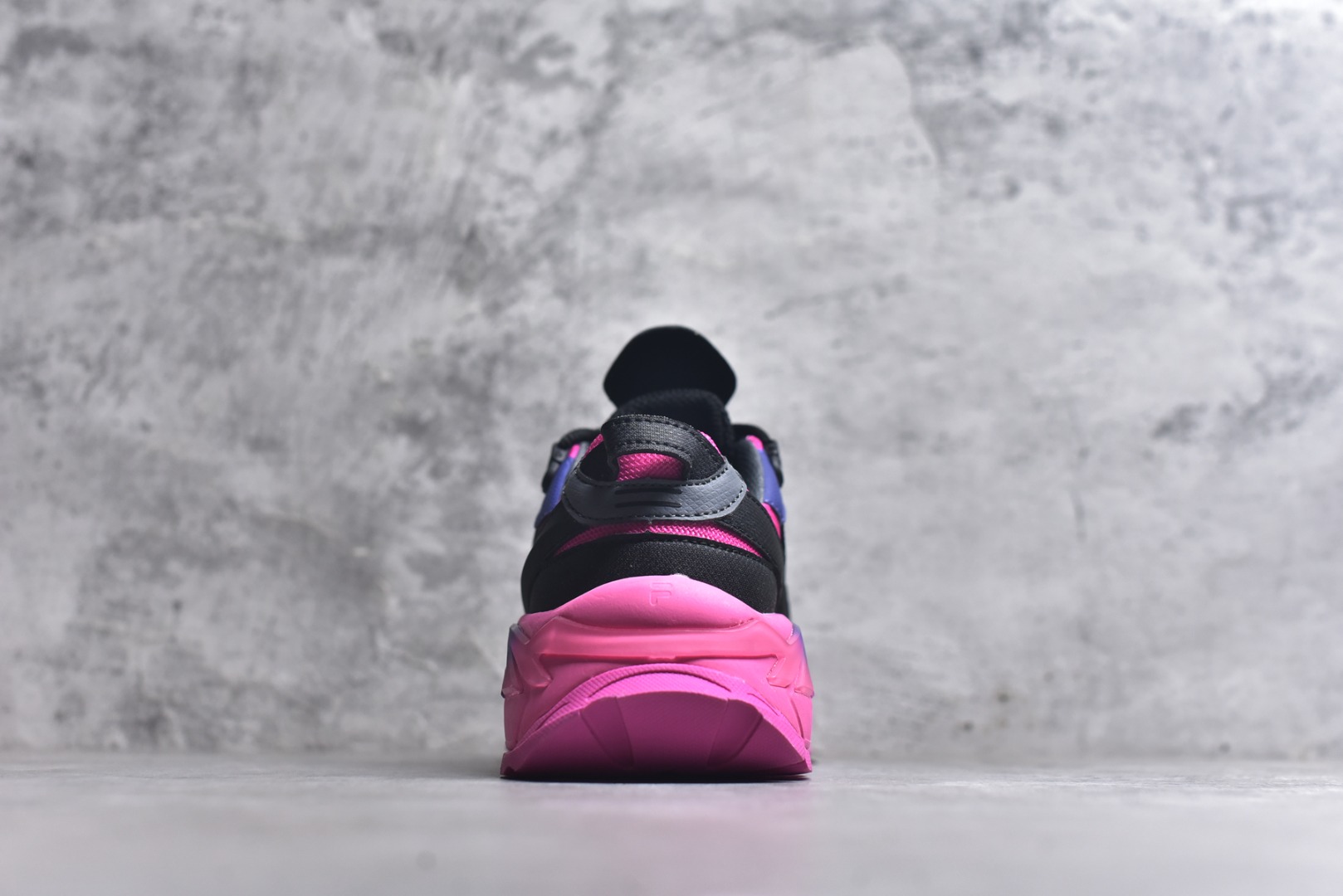 图片[5]-#FILA 斐乐经典百搭休闲防滑减震耐磨低帮运动鞋 传承了 FILA 的百年基因，融入年轻运动及潮流文化，成为引领变革、创新突破的一代。以“1+N” 的跨界合作模式重现经典的同时创造经典。带来最出其不意的跨界合作惊喜。同时，FILAFUSION把FILA 的 DNA 融入到定制体验里，你可以随心制造厲于你的产品。FILA FUSION 的鞋家族涵盖了老爹鞋、跑步鞋、网球鞋、季节款。风格复古新潮，满足了时尚人士出行及各类运动的搭配需求，成为当下年轻人筷拥的鞋类品牌之一。FILA FUSION 走进年轻人的世界，通过年轻人运动，街舞，滑板，篮球，展现 FILA FUSION 的潮流态度和年轻文化。FILA FUSION 认为末来属于引领变革、创新突破的年轻一代，让我们一起构成 FILA 未来的蓝图吧！尺码：35.5 36 36.5 37.5 38 38.5 39 40-选品中心