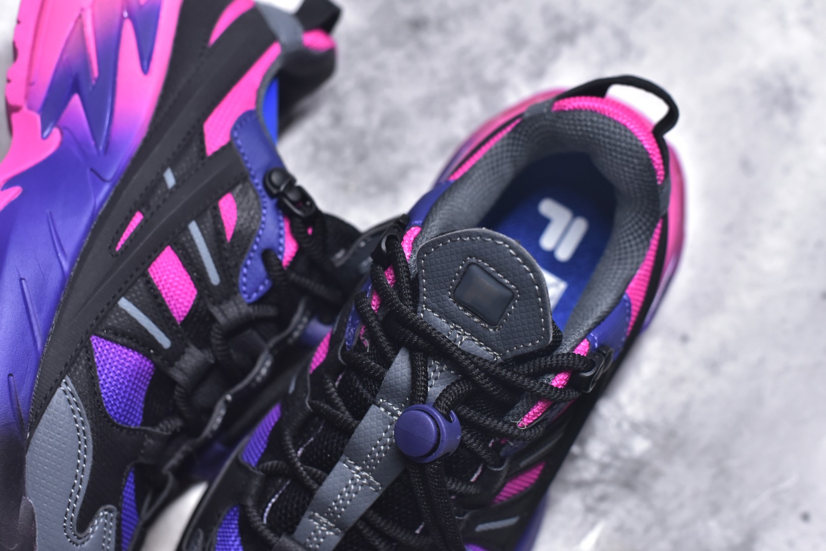 图片[9]-#FILA 斐乐经典百搭休闲防滑减震耐磨低帮运动鞋 传承了 FILA 的百年基因，融入年轻运动及潮流文化，成为引领变革、创新突破的一代。以“1+N” 的跨界合作模式重现经典的同时创造经典。带来最出其不意的跨界合作惊喜。同时，FILAFUSION把FILA 的 DNA 融入到定制体验里，你可以随心制造厲于你的产品。FILA FUSION 的鞋家族涵盖了老爹鞋、跑步鞋、网球鞋、季节款。风格复古新潮，满足了时尚人士出行及各类运动的搭配需求，成为当下年轻人筷拥的鞋类品牌之一。FILA FUSION 走进年轻人的世界，通过年轻人运动，街舞，滑板，篮球，展现 FILA FUSION 的潮流态度和年轻文化。FILA FUSION 认为末来属于引领变革、创新突破的年轻一代，让我们一起构成 FILA 未来的蓝图吧！尺码：35.5 36 36.5 37.5 38 38.5 39 40-选品中心