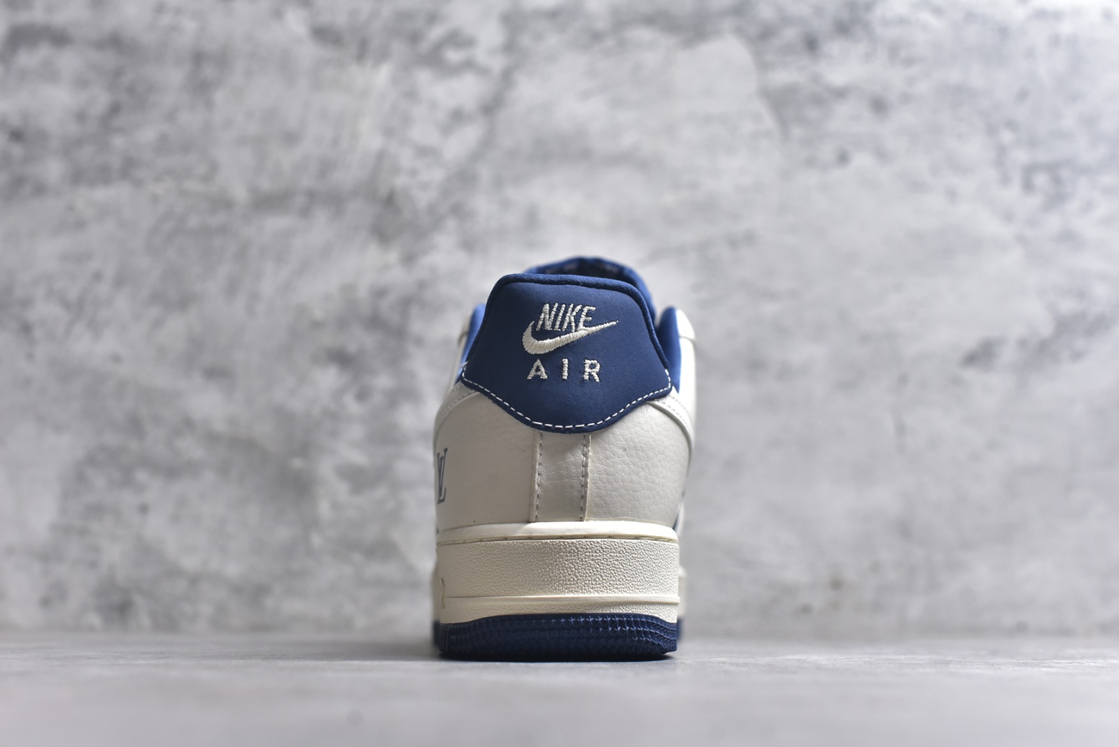 图片[5]-#海外限量发售！公司级NIke Air Force 1 \’07 Low 空军一号 低帮 运动鞋 休闲鞋 折边针车 工艺难度大 原楦头原纸板 原装鞋盒 定制五金配件 内置全掌气垫 原厂鞋底 货号：KK1988-084 尺码：36 36.5 37.5 38 38.5 39 40 40.5 41 42 42.5 43 44 44.5 45-选品中心