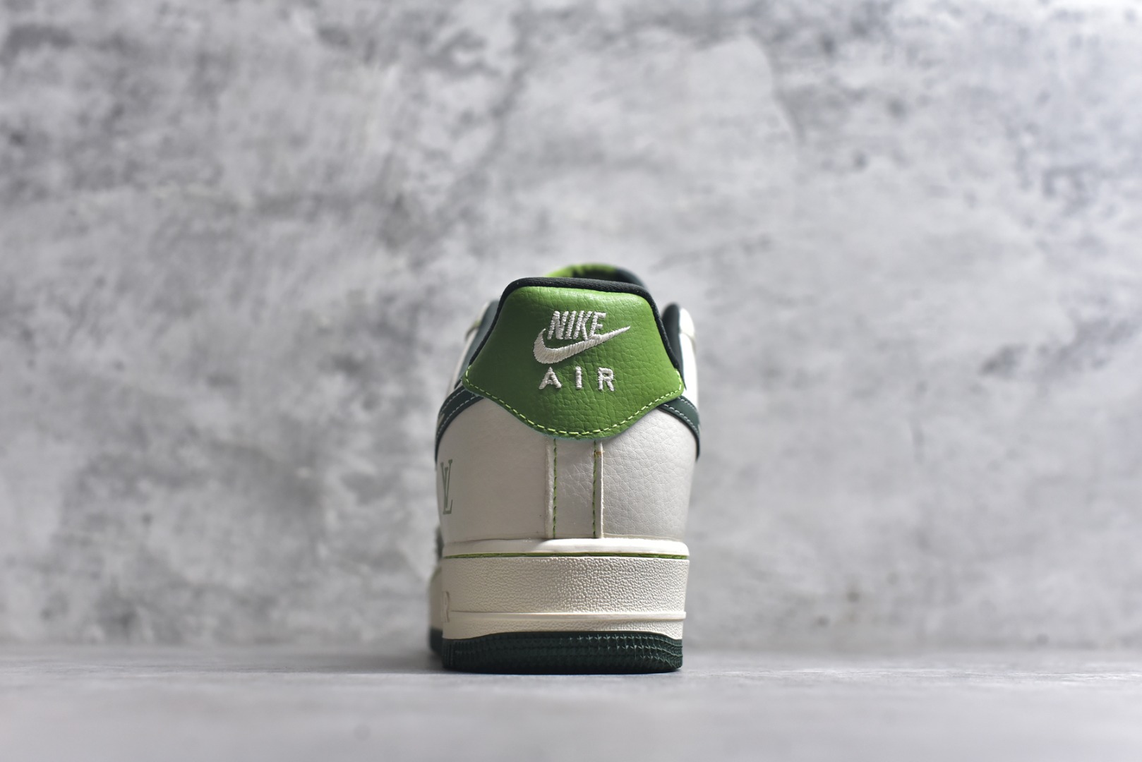 图片[5]-#海外限量发售！公司级NIke Air Force 1 \’07 Low “LV联名——松石绿”空军一号 低帮 运动鞋 休闲鞋 折边针车 工艺难度大 原楦头原纸板 原装鞋盒 定制五金配件 内置全掌气垫 原厂鞋底 货号：KK1988-086 尺码：36 36.5 37.5 38 38.5 39 40 40.5 41 42 42.5 43 44 44.5 45-选品中心
