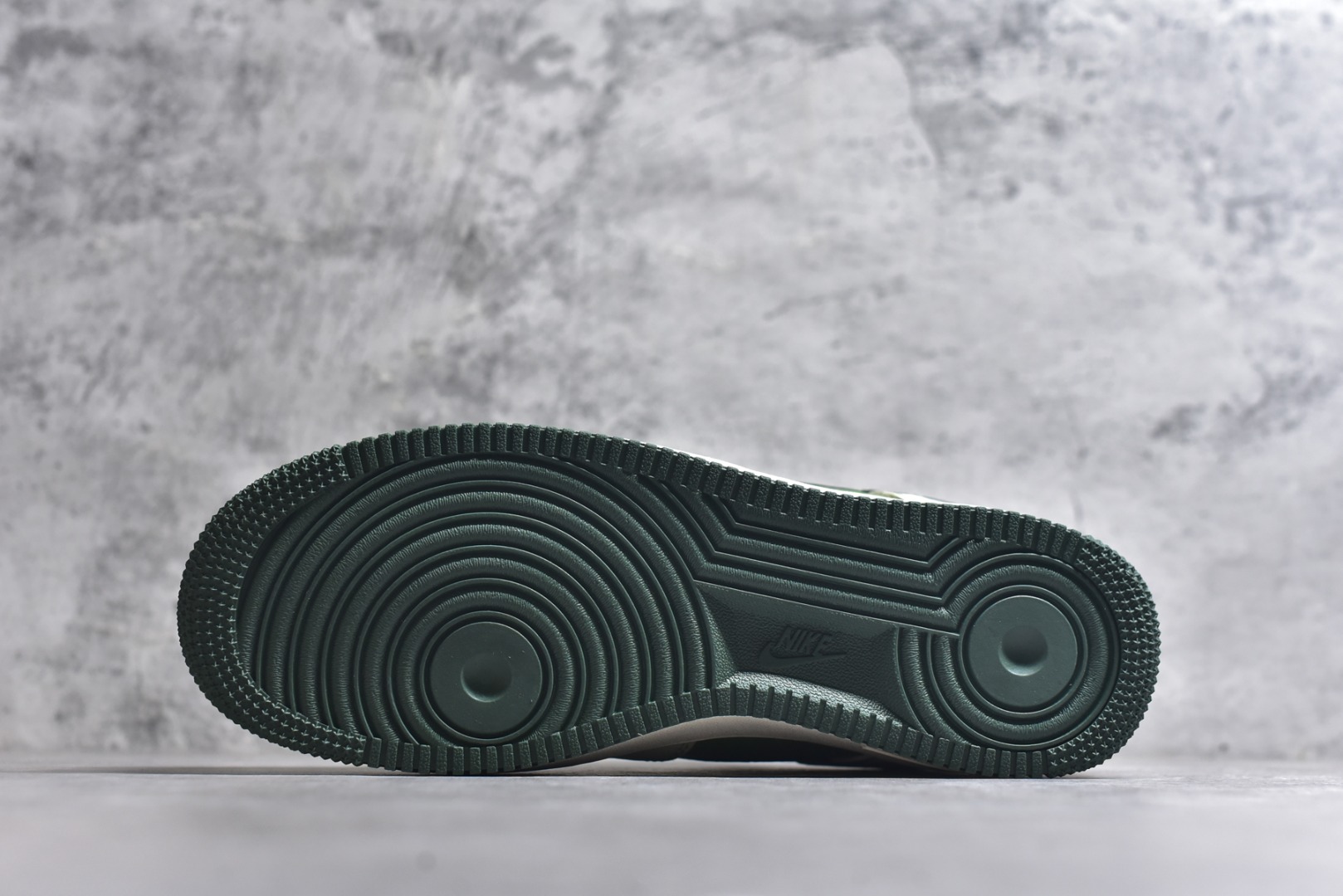 图片[6]-#海外限量发售！公司级NIke Air Force 1 \’07 Low “LV联名——松石绿”空军一号 低帮 运动鞋 休闲鞋 折边针车 工艺难度大 原楦头原纸板 原装鞋盒 定制五金配件 内置全掌气垫 原厂鞋底 货号：KK1988-086 尺码：36 36.5 37.5 38 38.5 39 40 40.5 41 42 42.5 43 44 44.5 45-选品中心