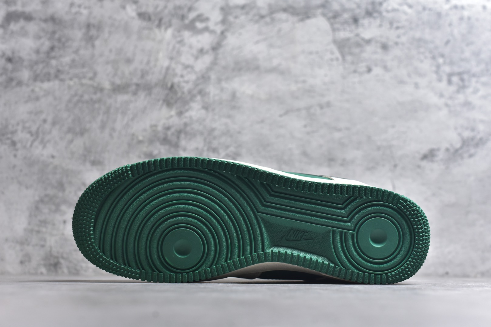 图片[6]-#海外限量发售！公司级NIke Air Force 1 \’07 Low “古驰联名——米绿底”空军一号 低帮 运动鞋 休闲鞋 折边针车 工艺难度大 原楦头原纸板 原装鞋盒 定制五金配件 内置全掌气垫 原厂鞋底 货号：KK1988-083 尺码：36 36.5 37.5 38 38.5 39 40 40.5 41 42 42.5 43 44 44.5 45-选品中心