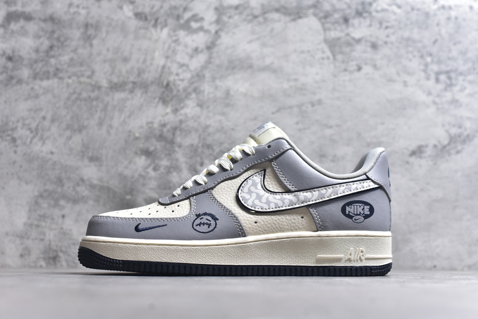 #海外限量发售！公司级NIke Air Force 1 \'07 Low “NIKE联名——灰蓝鬼脸”空军一号 低帮 运动鞋 休闲鞋 折边针车 工艺难度大 原楦头原纸板 原装鞋盒 定制五金配件 内置全掌气垫 原厂鞋底 货号：KK1988-077 尺码：36 36.5 37.5 38 38.5 39 40 40.5 41 42 42.5 43 44 44.5 45-选品中心