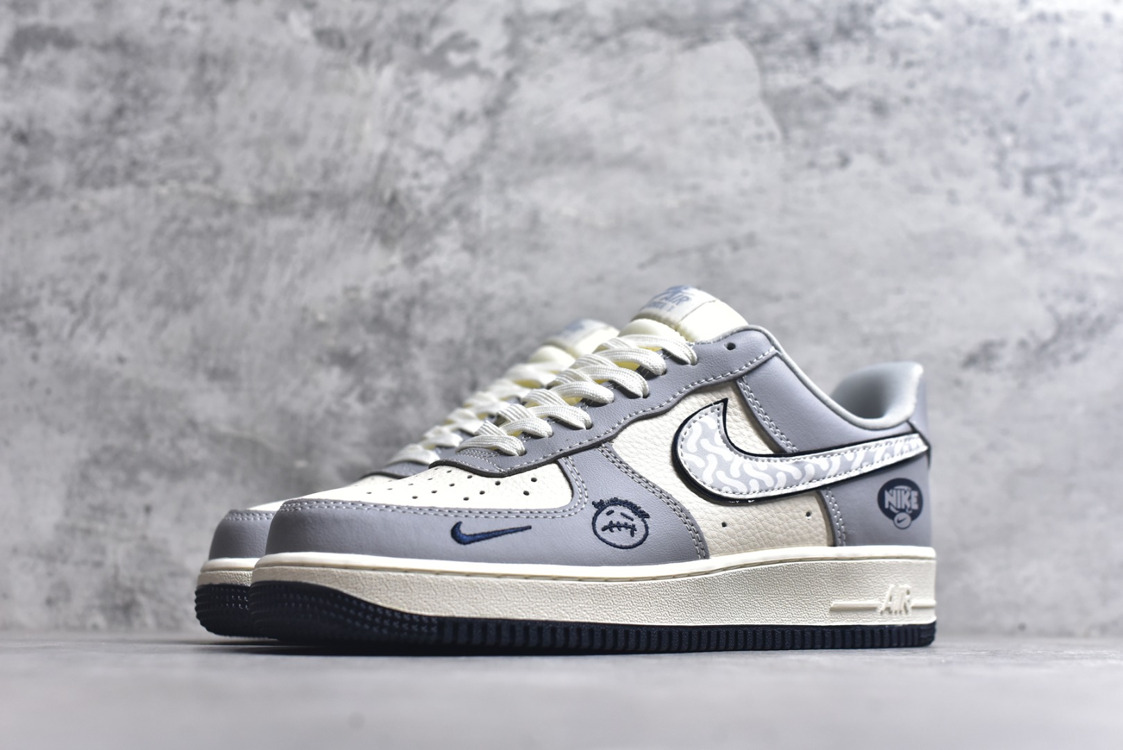 图片[2]-#海外限量发售！公司级NIke Air Force 1 \’07 Low “NIKE联名——灰蓝鬼脸”空军一号 低帮 运动鞋 休闲鞋 折边针车 工艺难度大 原楦头原纸板 原装鞋盒 定制五金配件 内置全掌气垫 原厂鞋底 货号：KK1988-077 尺码：36 36.5 37.5 38 38.5 39 40 40.5 41 42 42.5 43 44 44.5 45-选品中心