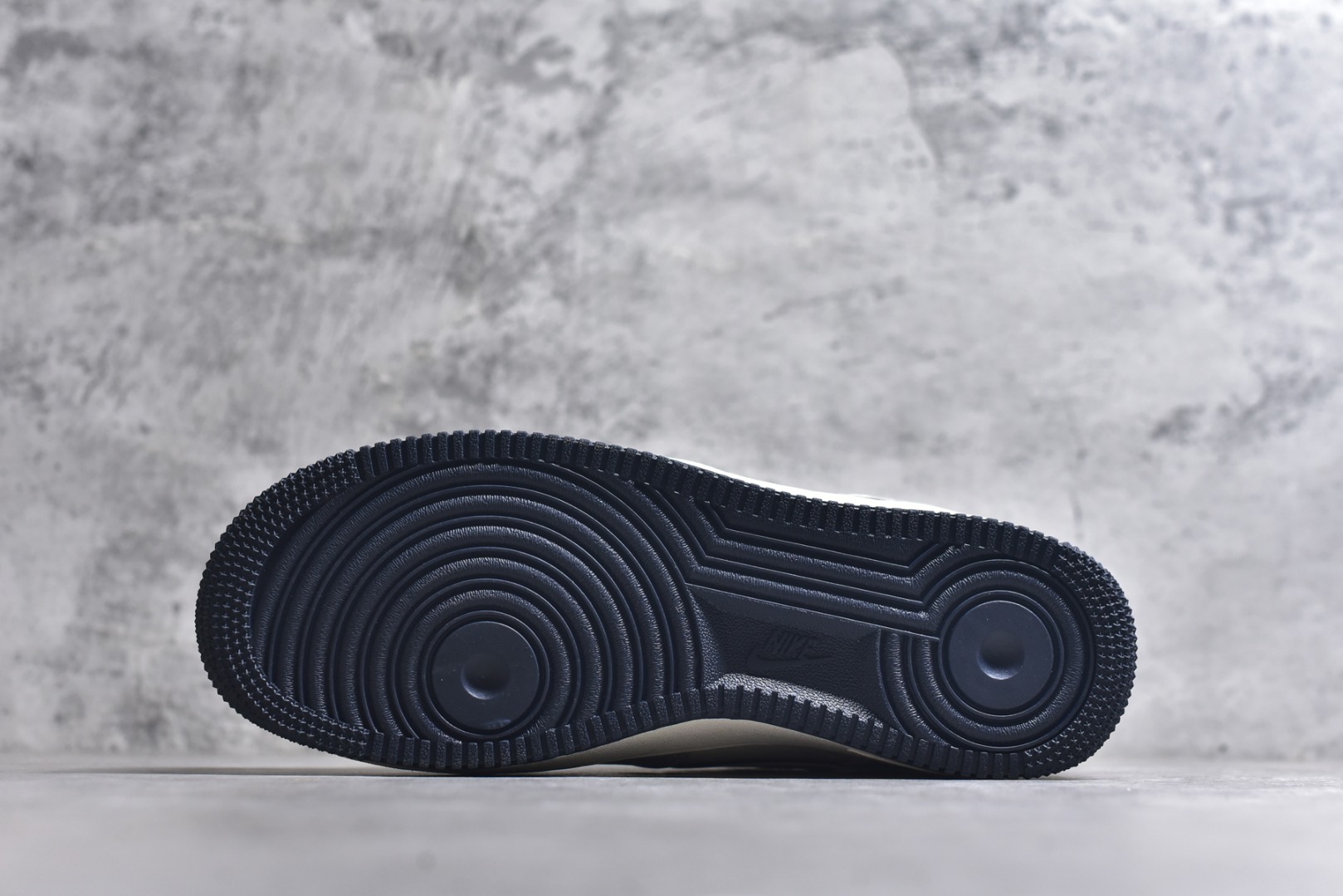 图片[6]-#海外限量发售！公司级NIke Air Force 1 \’07 Low “NIKE联名——灰蓝鬼脸”空军一号 低帮 运动鞋 休闲鞋 折边针车 工艺难度大 原楦头原纸板 原装鞋盒 定制五金配件 内置全掌气垫 原厂鞋底 货号：KK1988-077 尺码：36 36.5 37.5 38 38.5 39 40 40.5 41 42 42.5 43 44 44.5 45-选品中心