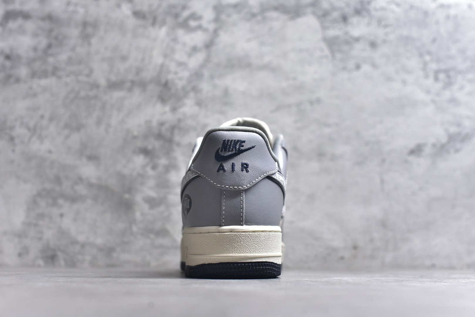 图片[5]-#海外限量发售！公司级NIke Air Force 1 \’07 Low “NIKE联名——灰蓝鬼脸”空军一号 低帮 运动鞋 休闲鞋 折边针车 工艺难度大 原楦头原纸板 原装鞋盒 定制五金配件 内置全掌气垫 原厂鞋底 货号：KK1988-077 尺码：36 36.5 37.5 38 38.5 39 40 40.5 41 42 42.5 43 44 44.5 45-选品中心