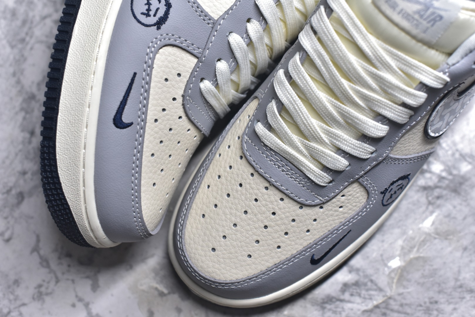 图片[8]-#海外限量发售！公司级NIke Air Force 1 \’07 Low “NIKE联名——灰蓝鬼脸”空军一号 低帮 运动鞋 休闲鞋 折边针车 工艺难度大 原楦头原纸板 原装鞋盒 定制五金配件 内置全掌气垫 原厂鞋底 货号：KK1988-077 尺码：36 36.5 37.5 38 38.5 39 40 40.5 41 42 42.5 43 44 44.5 45-选品中心