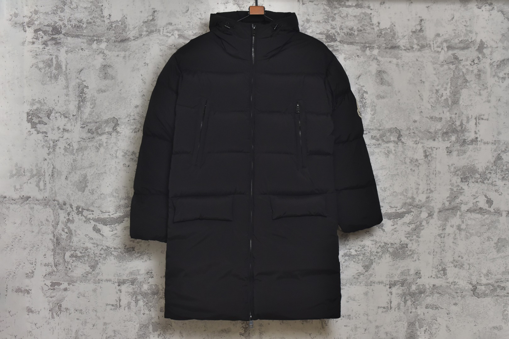 #Moncler/蒙口 Bosona大标中长款连帽羽绒服 -内里填充50白鸭绒，1码填充450克，2码填充475克，3码填充500克，4码填充525克，5码填充550克 哑光质地的超轻尼龙防水480T尼龙丝压光面料，后四层400D贴膜涂层胆布，拆解打色同缸号，同密度，满满的高级观感，简单而不简约，无论是面料材质上还是整体轮廓，都兼备时尚造型感和良好的御寒功效，并带来舒适的穿着体验与感受，能凹造型又保暖，立体饱满，高实用度，内里填充白鸭绒，均件填充含量为500克，男女同款，定制辅料三标，原版拆解订做，一比一定制的小标，领标，水洗，吊牌，五金等等，上下双开门襟拉链，内里经典双联水洗标，口袋多联水洗标，带芯片可扫官网 尺码：1 2 3 4 5-选品中心