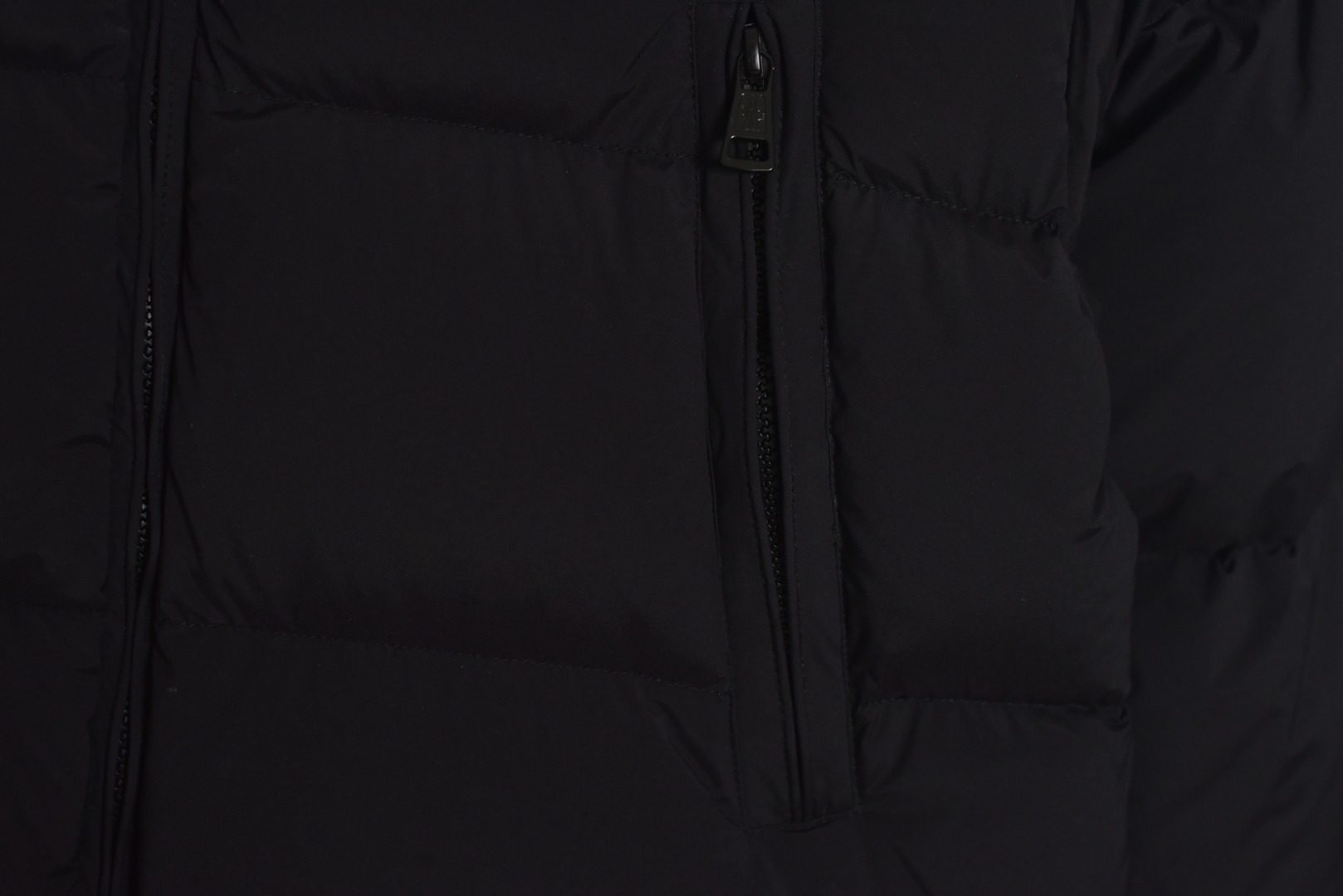 图片[5]-#Moncler/蒙口 Bosona大标中长款连帽羽绒服 -内里填充50白鸭绒，1码填充450克，2码填充475克，3码填充500克，4码填充525克，5码填充550克 哑光质地的超轻尼龙防水480T尼龙丝压光面料，后四层400D贴膜涂层胆布，拆解打色同缸号，同密度，满满的高级观感，简单而不简约，无论是面料材质上还是整体轮廓，都兼备时尚造型感和良好的御寒功效，并带来舒适的穿着体验与感受，能凹造型又保暖，立体饱满，高实用度，内里填充白鸭绒，均件填充含量为500克，男女同款，定制辅料三标，原版拆解订做，一比一定制的小标，领标，水洗，吊牌，五金等等，上下双开门襟拉链，内里经典双联水洗标，口袋多联水洗标，带芯片可扫官网 尺码：1 2 3 4 5-选品中心