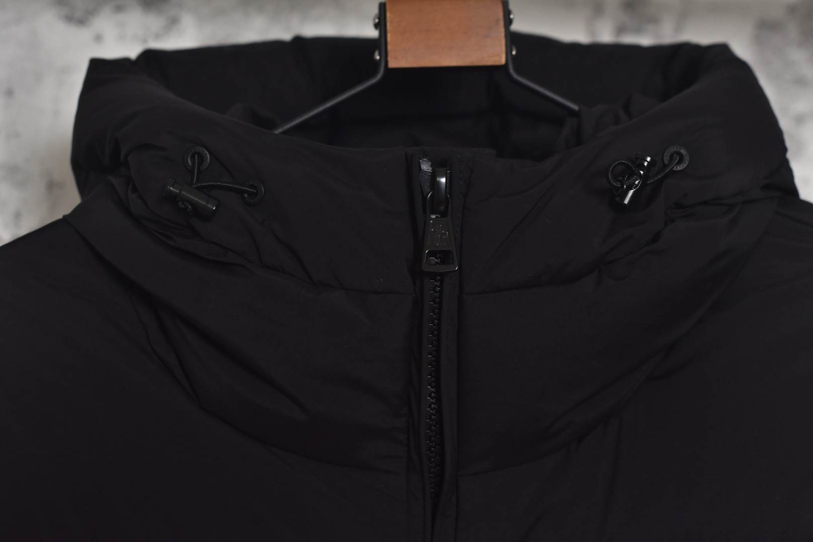 图片[6]-#Moncler/蒙口 Bosona大标中长款连帽羽绒服 -内里填充50白鸭绒，1码填充450克，2码填充475克，3码填充500克，4码填充525克，5码填充550克 哑光质地的超轻尼龙防水480T尼龙丝压光面料，后四层400D贴膜涂层胆布，拆解打色同缸号，同密度，满满的高级观感，简单而不简约，无论是面料材质上还是整体轮廓，都兼备时尚造型感和良好的御寒功效，并带来舒适的穿着体验与感受，能凹造型又保暖，立体饱满，高实用度，内里填充白鸭绒，均件填充含量为500克，男女同款，定制辅料三标，原版拆解订做，一比一定制的小标，领标，水洗，吊牌，五金等等，上下双开门襟拉链，内里经典双联水洗标，口袋多联水洗标，带芯片可扫官网 尺码：1 2 3 4 5-选品中心