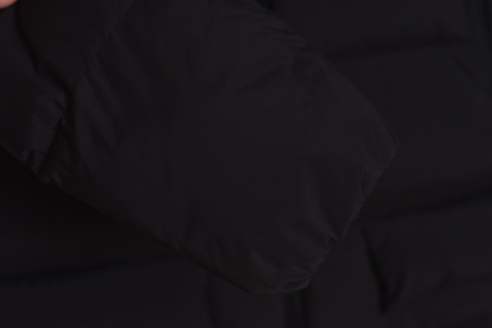 图片[7]-#Moncler/蒙口 Bosona大标中长款连帽羽绒服 -内里填充50白鸭绒，1码填充450克，2码填充475克，3码填充500克，4码填充525克，5码填充550克 哑光质地的超轻尼龙防水480T尼龙丝压光面料，后四层400D贴膜涂层胆布，拆解打色同缸号，同密度，满满的高级观感，简单而不简约，无论是面料材质上还是整体轮廓，都兼备时尚造型感和良好的御寒功效，并带来舒适的穿着体验与感受，能凹造型又保暖，立体饱满，高实用度，内里填充白鸭绒，均件填充含量为500克，男女同款，定制辅料三标，原版拆解订做，一比一定制的小标，领标，水洗，吊牌，五金等等，上下双开门襟拉链，内里经典双联水洗标，口袋多联水洗标，带芯片可扫官网 尺码：1 2 3 4 5-选品中心