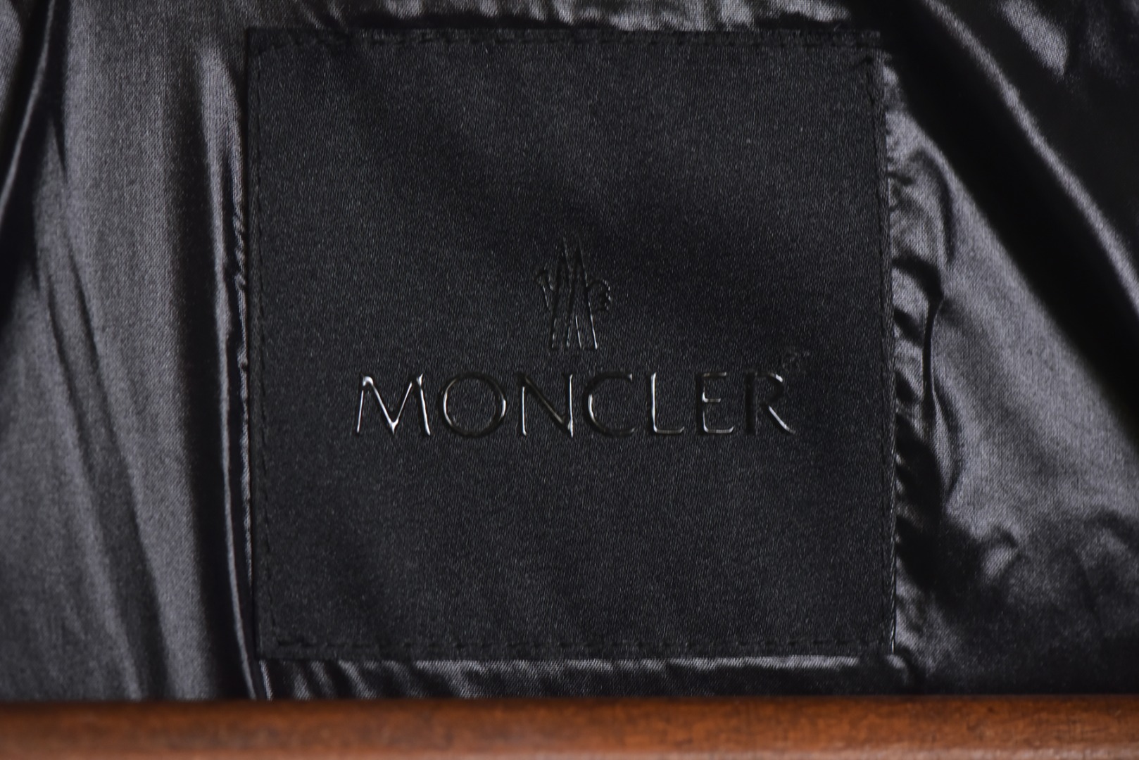 图片[8]-#Moncler/蒙口 Bosona大标中长款连帽羽绒服 -内里填充50白鸭绒，1码填充450克，2码填充475克，3码填充500克，4码填充525克，5码填充550克 哑光质地的超轻尼龙防水480T尼龙丝压光面料，后四层400D贴膜涂层胆布，拆解打色同缸号，同密度，满满的高级观感，简单而不简约，无论是面料材质上还是整体轮廓，都兼备时尚造型感和良好的御寒功效，并带来舒适的穿着体验与感受，能凹造型又保暖，立体饱满，高实用度，内里填充白鸭绒，均件填充含量为500克，男女同款，定制辅料三标，原版拆解订做，一比一定制的小标，领标，水洗，吊牌，五金等等，上下双开门襟拉链，内里经典双联水洗标，口袋多联水洗标，带芯片可扫官网 尺码：1 2 3 4 5-选品中心