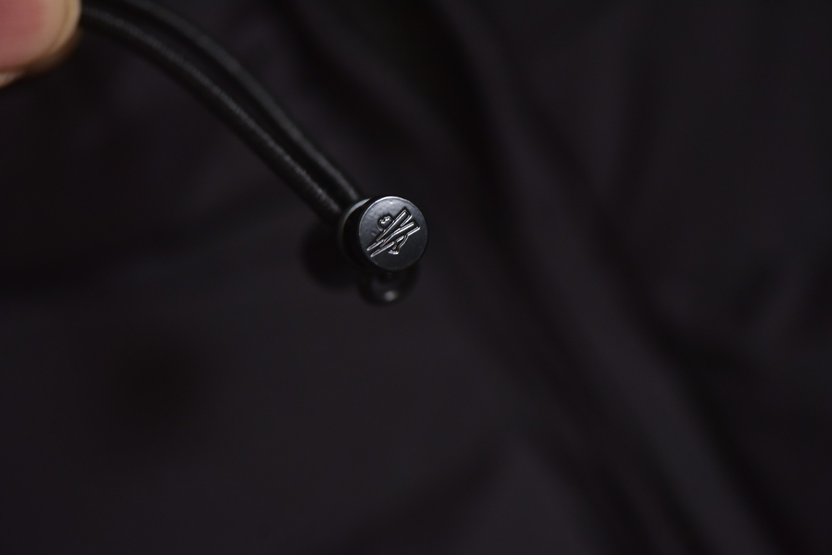 图片[4]-#Moncler/蒙口 Bosona大标中长款连帽羽绒服 -内里填充50白鸭绒，1码填充450克，2码填充475克，3码填充500克，4码填充525克，5码填充550克 哑光质地的超轻尼龙防水480T尼龙丝压光面料，后四层400D贴膜涂层胆布，拆解打色同缸号，同密度，满满的高级观感，简单而不简约，无论是面料材质上还是整体轮廓，都兼备时尚造型感和良好的御寒功效，并带来舒适的穿着体验与感受，能凹造型又保暖，立体饱满，高实用度，内里填充白鸭绒，均件填充含量为500克，男女同款，定制辅料三标，原版拆解订做，一比一定制的小标，领标，水洗，吊牌，五金等等，上下双开门襟拉链，内里经典双联水洗标，口袋多联水洗标，带芯片可扫官网 尺码：1 2 3 4 5-选品中心