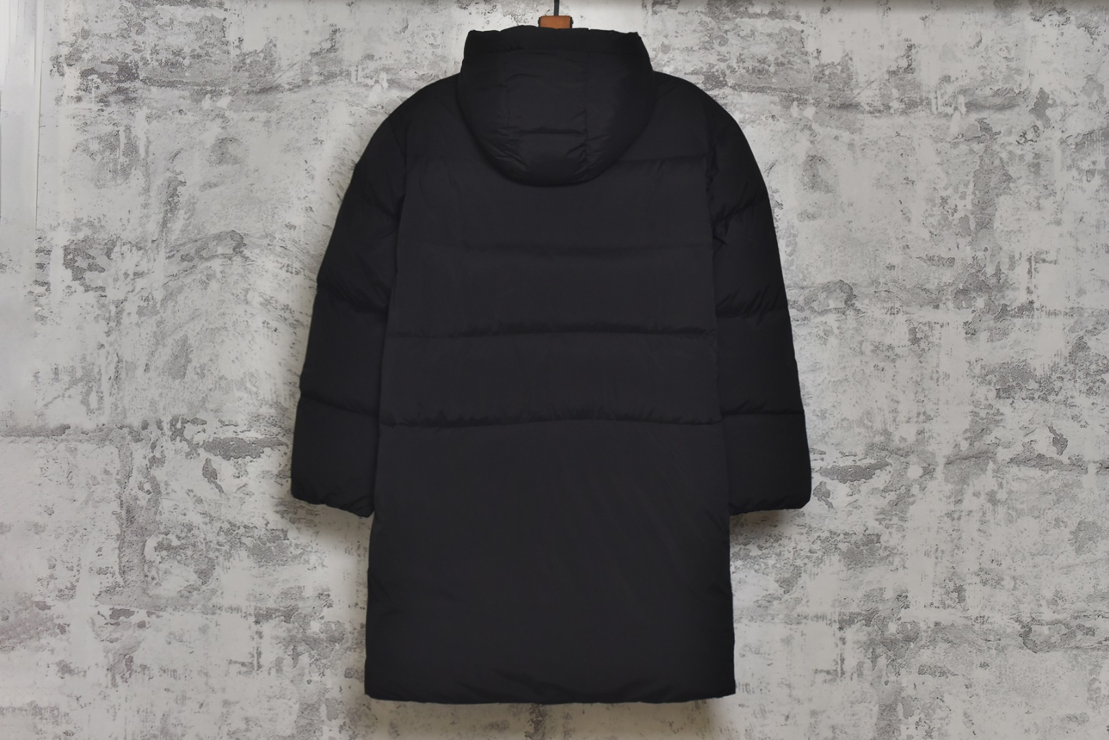 图片[2]-#Moncler/蒙口 Bosona大标中长款连帽羽绒服 -内里填充50白鸭绒，1码填充450克，2码填充475克，3码填充500克，4码填充525克，5码填充550克 哑光质地的超轻尼龙防水480T尼龙丝压光面料，后四层400D贴膜涂层胆布，拆解打色同缸号，同密度，满满的高级观感，简单而不简约，无论是面料材质上还是整体轮廓，都兼备时尚造型感和良好的御寒功效，并带来舒适的穿着体验与感受，能凹造型又保暖，立体饱满，高实用度，内里填充白鸭绒，均件填充含量为500克，男女同款，定制辅料三标，原版拆解订做，一比一定制的小标，领标，水洗，吊牌，五金等等，上下双开门襟拉链，内里经典双联水洗标，口袋多联水洗标，带芯片可扫官网 尺码：1 2 3 4 5-选品中心