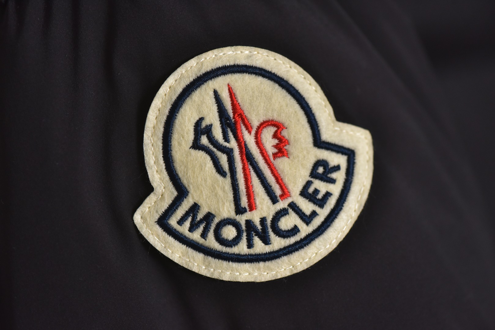 图片[3]-#Moncler/蒙口 Bosona大标中长款连帽羽绒服 -内里填充50白鸭绒，1码填充450克，2码填充475克，3码填充500克，4码填充525克，5码填充550克 哑光质地的超轻尼龙防水480T尼龙丝压光面料，后四层400D贴膜涂层胆布，拆解打色同缸号，同密度，满满的高级观感，简单而不简约，无论是面料材质上还是整体轮廓，都兼备时尚造型感和良好的御寒功效，并带来舒适的穿着体验与感受，能凹造型又保暖，立体饱满，高实用度，内里填充白鸭绒，均件填充含量为500克，男女同款，定制辅料三标，原版拆解订做，一比一定制的小标，领标，水洗，吊牌，五金等等，上下双开门襟拉链，内里经典双联水洗标，口袋多联水洗标，带芯片可扫官网 尺码：1 2 3 4 5-选品中心