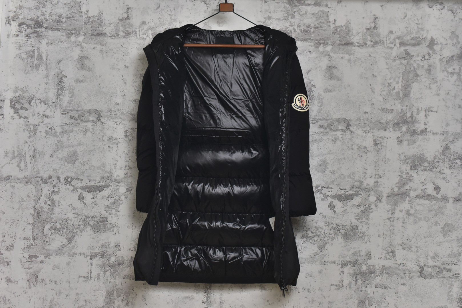 图片[9]-#Moncler/蒙口 Bosona大标中长款连帽羽绒服 -内里填充50白鸭绒，1码填充450克，2码填充475克，3码填充500克，4码填充525克，5码填充550克 哑光质地的超轻尼龙防水480T尼龙丝压光面料，后四层400D贴膜涂层胆布，拆解打色同缸号，同密度，满满的高级观感，简单而不简约，无论是面料材质上还是整体轮廓，都兼备时尚造型感和良好的御寒功效，并带来舒适的穿着体验与感受，能凹造型又保暖，立体饱满，高实用度，内里填充白鸭绒，均件填充含量为500克，男女同款，定制辅料三标，原版拆解订做，一比一定制的小标，领标，水洗，吊牌，五金等等，上下双开门襟拉链，内里经典双联水洗标，口袋多联水洗标，带芯片可扫官网 尺码：1 2 3 4 5-选品中心