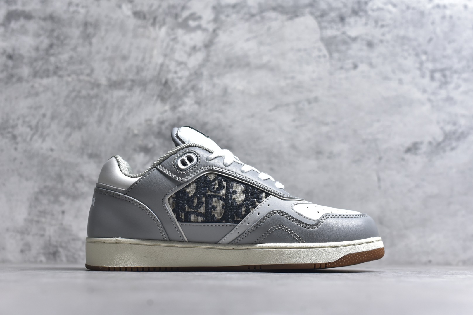 图片[3]-#DIOR B27 Low \’Dior Oblique Galaxy 迪奥 低帮 黑色 牛皮织物徽标印花低邦休闲板鞋 这款B27低帮运动鞋是该系列新品，延续Dior的经典款式。采用灰色光滑牛皮革精心制作，侧面饰以米色和黑色Obliquex印花镶片；\”CD Lcons\”造型的鞋带孔眼巧妙精致，双色橡胶鞋底、后侧鞋口和鞋跟处均带有品牌标志性细节，提升格调。时尚百搭，可为各式造型增光添彩。 货号：3SN272ZIR_H165 尺码：38 39 40 41 42 43 44 45 46-选品中心