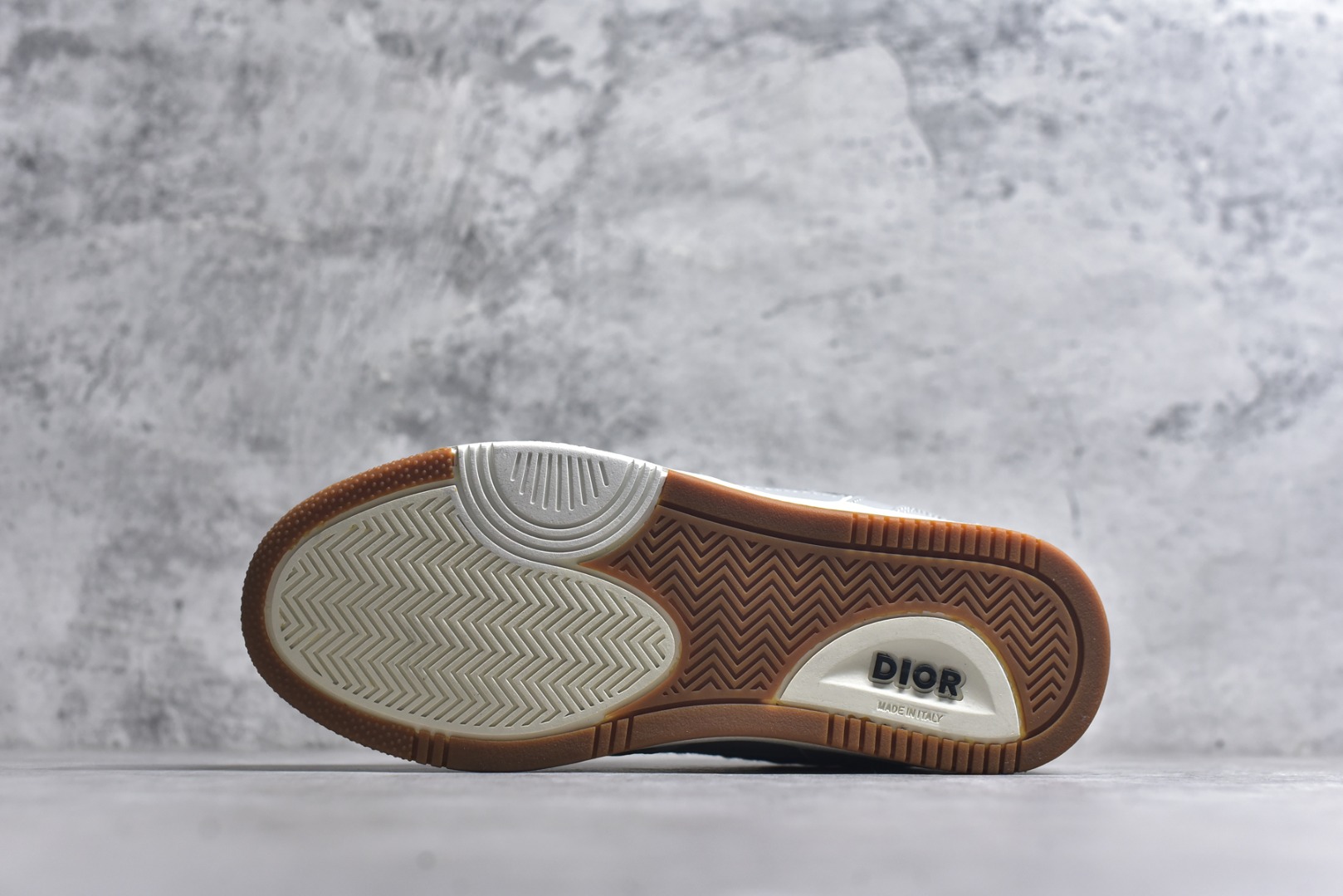 图片[6]-#DIOR B27 Low \’Dior Oblique Galaxy 迪奥 低帮 黑色 牛皮织物徽标印花低邦休闲板鞋 这款B27低帮运动鞋是该系列新品，延续Dior的经典款式。采用灰色光滑牛皮革精心制作，侧面饰以米色和黑色Obliquex印花镶片；\”CD Lcons\”造型的鞋带孔眼巧妙精致，双色橡胶鞋底、后侧鞋口和鞋跟处均带有品牌标志性细节，提升格调。时尚百搭，可为各式造型增光添彩。 货号：3SN272ZIR_H165 尺码：38 39 40 41 42 43 44 45 46-选品中心