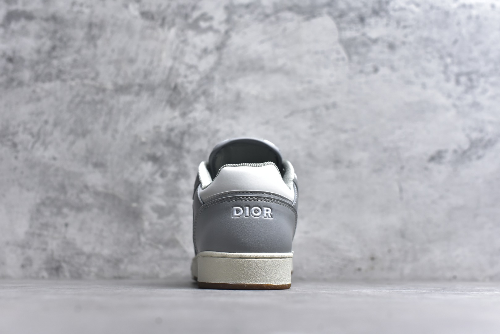 图片[5]-#DIOR B27 Low \’Dior Oblique Galaxy 迪奥 低帮 黑色 牛皮织物徽标印花低邦休闲板鞋 这款B27低帮运动鞋是该系列新品，延续Dior的经典款式。采用灰色光滑牛皮革精心制作，侧面饰以米色和黑色Obliquex印花镶片；\”CD Lcons\”造型的鞋带孔眼巧妙精致，双色橡胶鞋底、后侧鞋口和鞋跟处均带有品牌标志性细节，提升格调。时尚百搭，可为各式造型增光添彩。 货号：3SN272ZIR_H165 尺码：38 39 40 41 42 43 44 45 46-选品中心