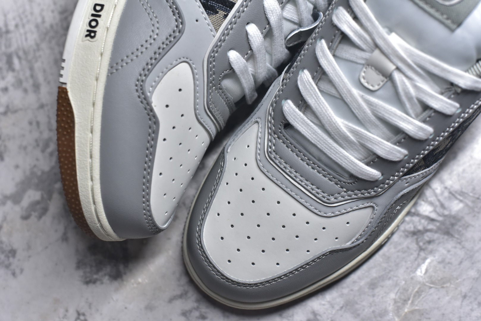 图片[8]-#DIOR B27 Low \’Dior Oblique Galaxy 迪奥 低帮 黑色 牛皮织物徽标印花低邦休闲板鞋 这款B27低帮运动鞋是该系列新品，延续Dior的经典款式。采用灰色光滑牛皮革精心制作，侧面饰以米色和黑色Obliquex印花镶片；\”CD Lcons\”造型的鞋带孔眼巧妙精致，双色橡胶鞋底、后侧鞋口和鞋跟处均带有品牌标志性细节，提升格调。时尚百搭，可为各式造型增光添彩。 货号：3SN272ZIR_H165 尺码：38 39 40 41 42 43 44 45 46-选品中心