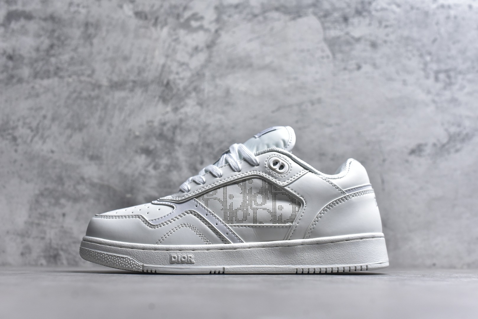 #DIOR B27 Low \'Dior Oblique Galaxy 迪奥 低帮 黑色 牛皮织物徽标印花低邦休闲板鞋 这款B27低帮运动鞋是该系列新品，延续Dior的经典款式。采用灰色光滑牛皮革精心制作，侧面饰以米色和黑色Obliquex印花镶片；\
