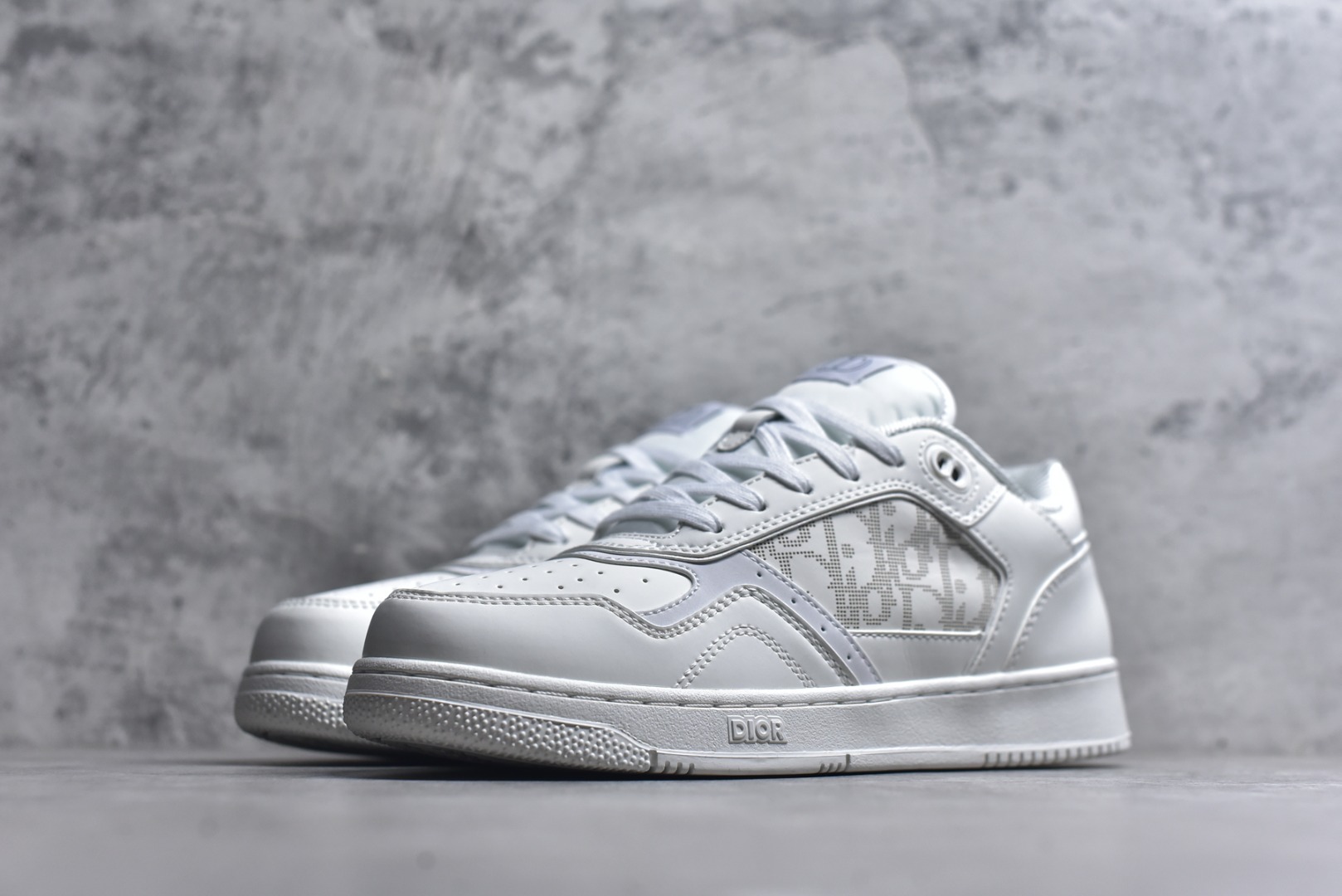 图片[2]-#DIOR B27 Low \’Dior Oblique Galaxy 迪奥 低帮 黑色 牛皮织物徽标印花低邦休闲板鞋 这款B27低帮运动鞋是该系列新品，延续Dior的经典款式。采用灰色光滑牛皮革精心制作，侧面饰以米色和黑色Obliquex印花镶片；\”CD Lcons\”造型的鞋带孔眼巧妙精致，双色橡胶鞋底、后侧鞋口和鞋跟处均带有品牌标志性细节，提升格调。时尚百搭，可为各式造型增光添彩。 货号：3SN272ZIR16536 尺码：38 39 40 41 42 43 44 45 46-选品中心