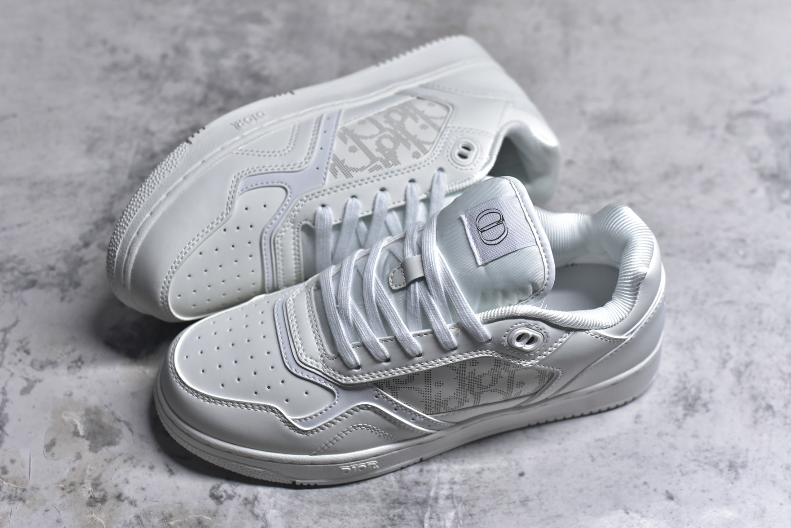 图片[7]-#DIOR B27 Low \’Dior Oblique Galaxy 迪奥 低帮 黑色 牛皮织物徽标印花低邦休闲板鞋 这款B27低帮运动鞋是该系列新品，延续Dior的经典款式。采用灰色光滑牛皮革精心制作，侧面饰以米色和黑色Obliquex印花镶片；\”CD Lcons\”造型的鞋带孔眼巧妙精致，双色橡胶鞋底、后侧鞋口和鞋跟处均带有品牌标志性细节，提升格调。时尚百搭，可为各式造型增光添彩。 货号：3SN272ZIR16536 尺码：38 39 40 41 42 43 44 45 46-选品中心